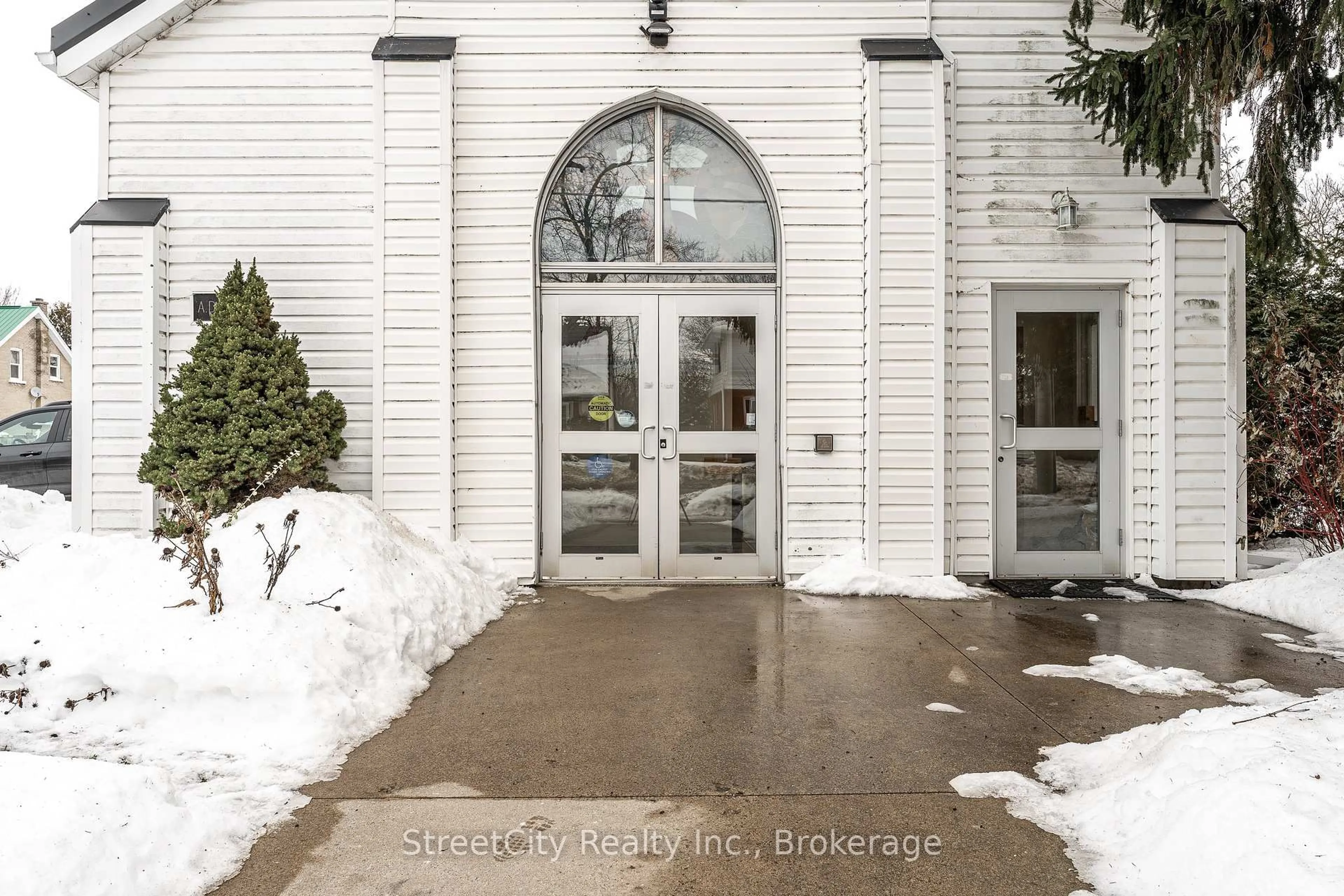 Indoor foyer for 133 Home St, Stratford Ontario N5A 2A2