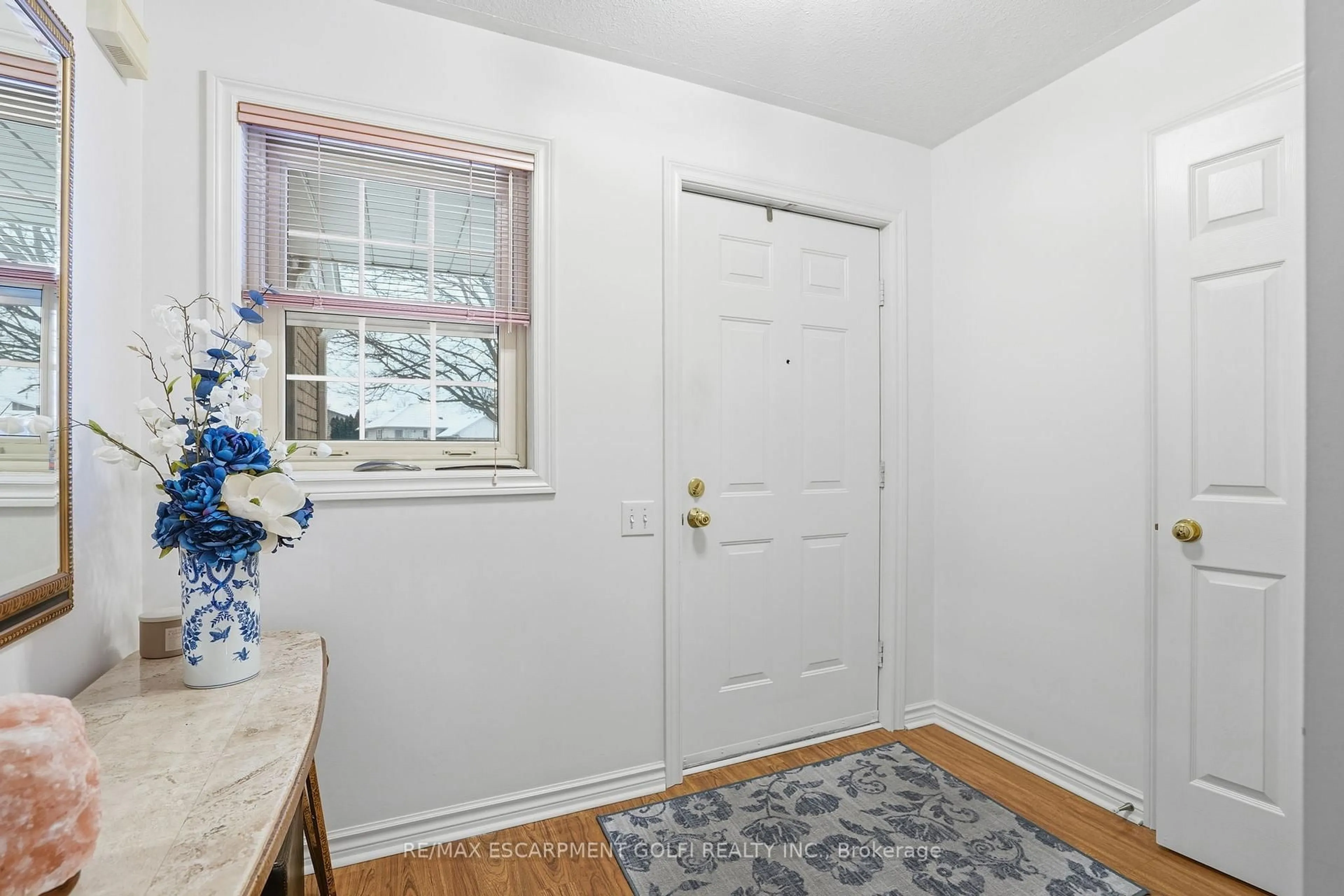 Indoor entryway for 11 Terrama Crt, St. Catharines Ontario L2S 3X1