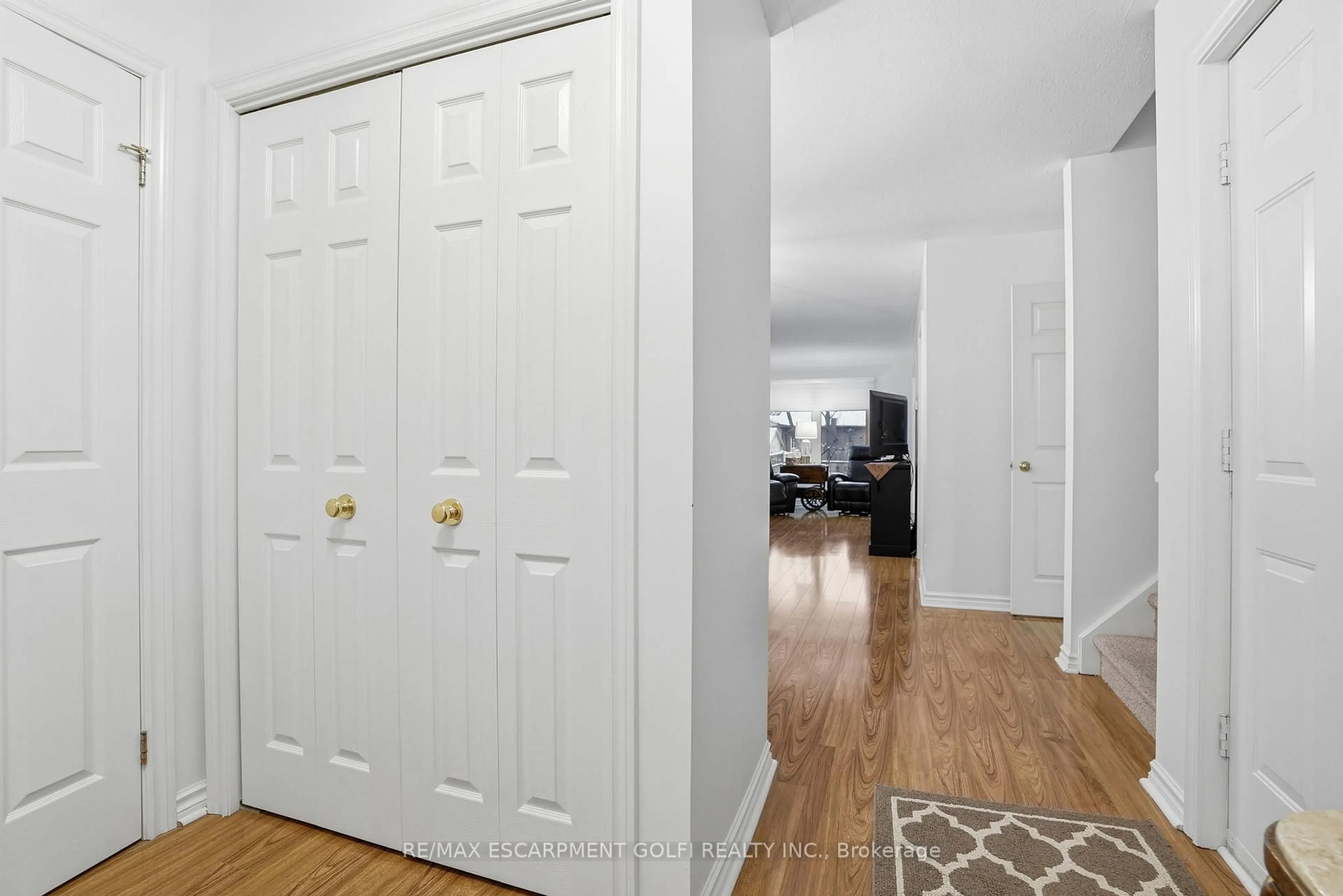 Indoor entryway for 11 Terrama Crt, St. Catharines Ontario L2S 3X1