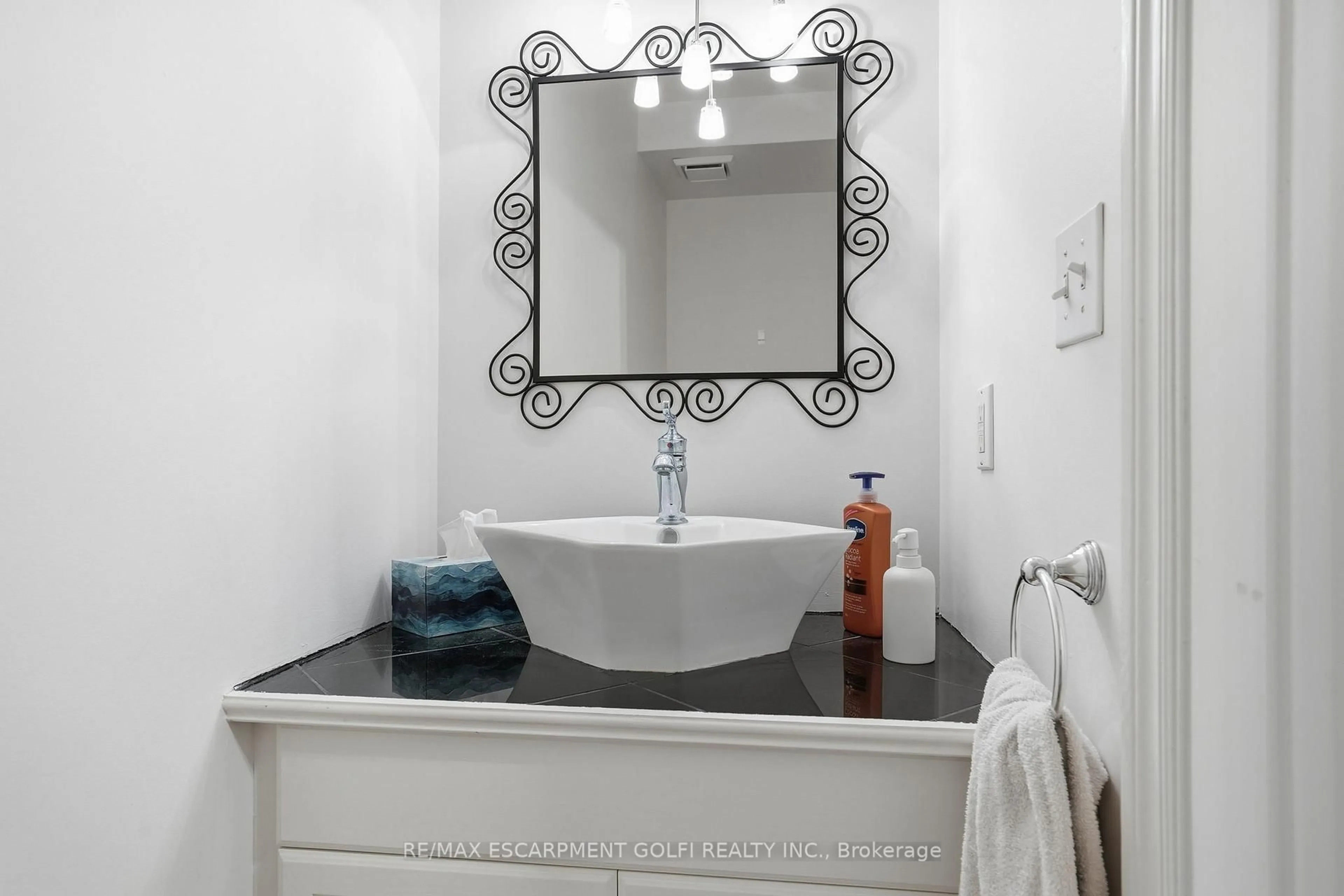 Contemporary bathroom, ceramic/tile floor for 11 Terrama Crt, St. Catharines Ontario L2S 3X1