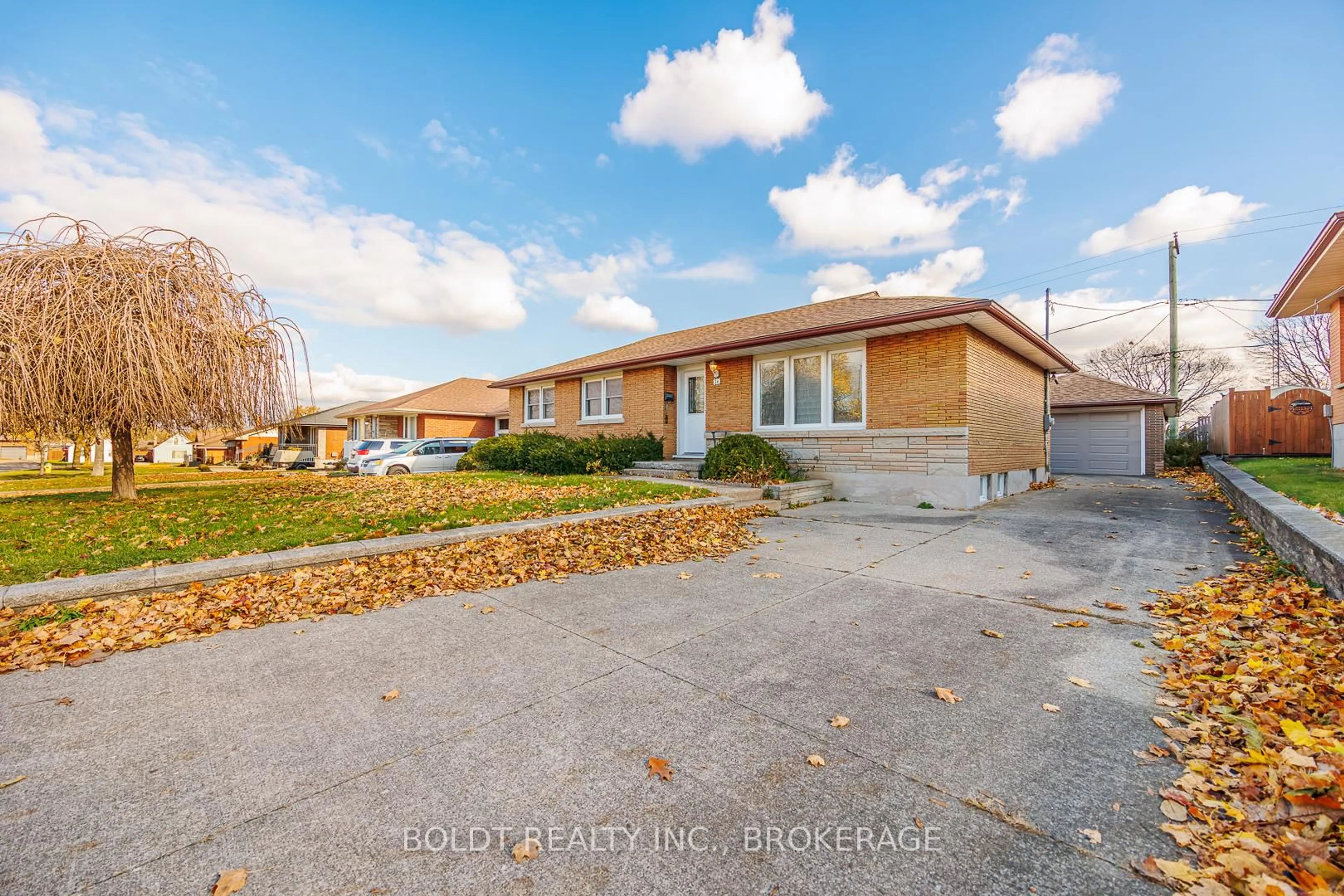 A pic from outside/outdoor area/front of a property/back of a property/a pic from drone, street for 24 Winslow Cres, Thorold Ontario L2V 3S1