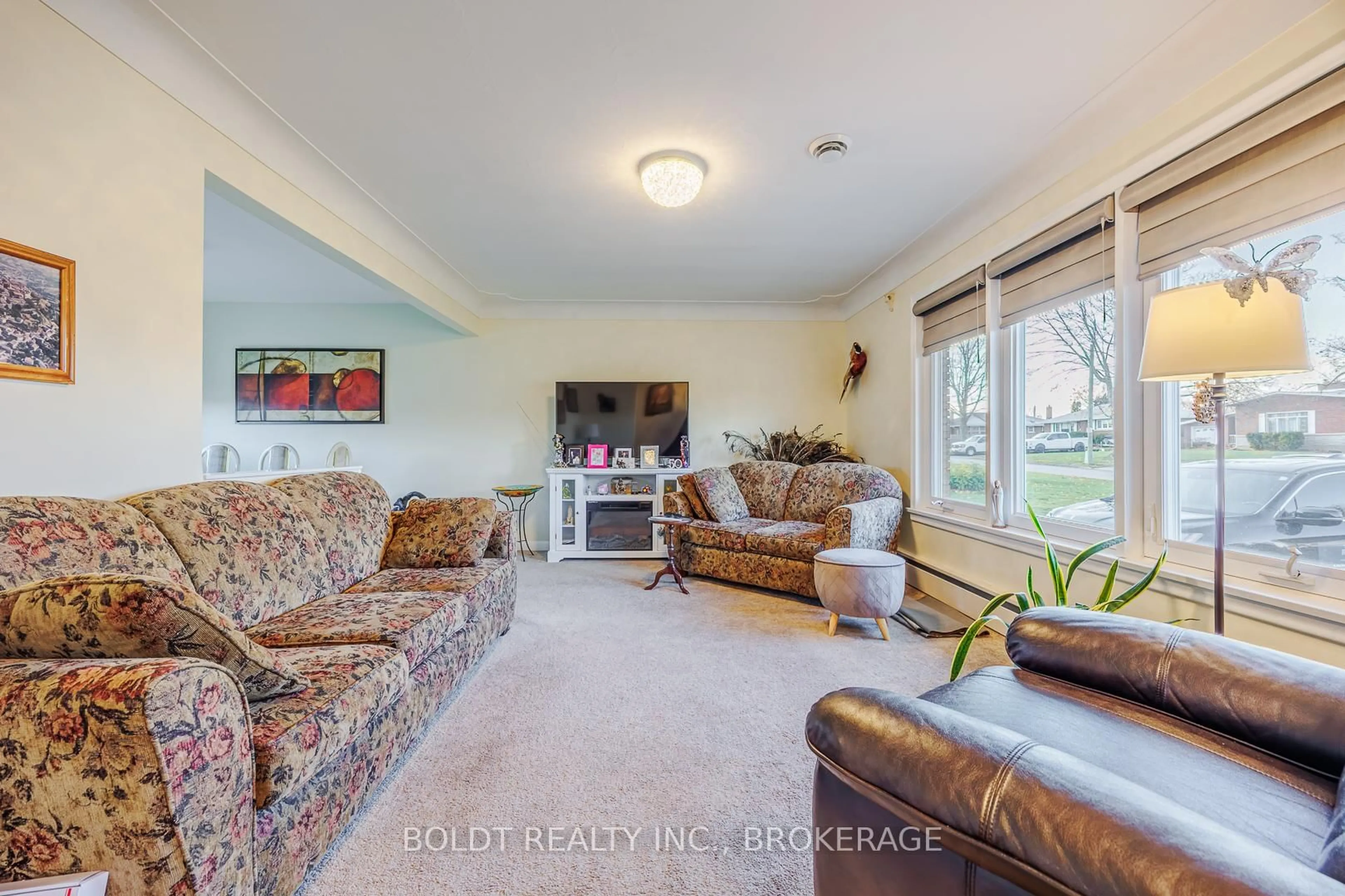 Living room with furniture, unknown for 24 Winslow Cres, Thorold Ontario L2V 3S1