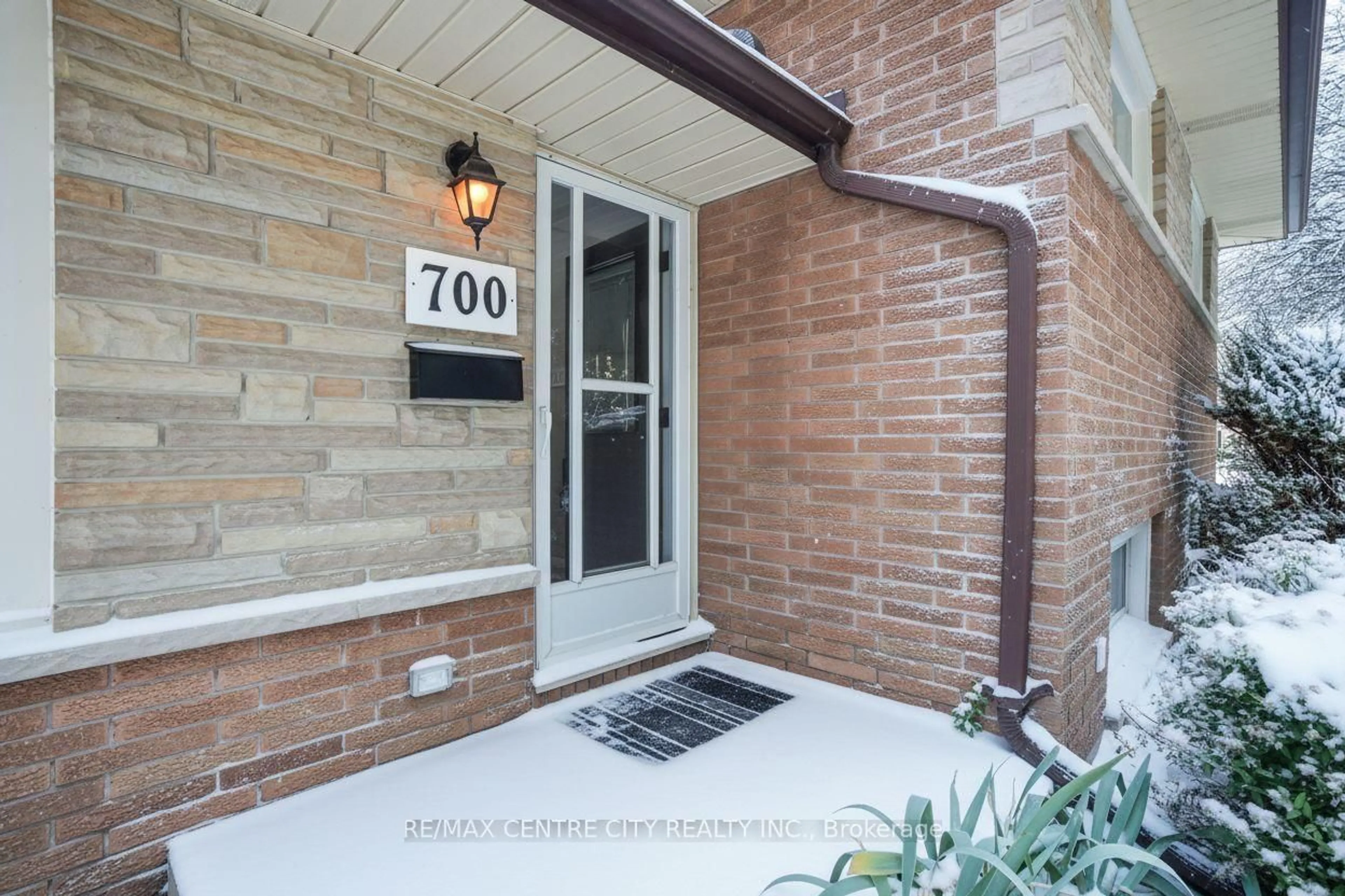 Indoor entryway for 700 Glengyle Cres, London North Ontario N5X 1X7