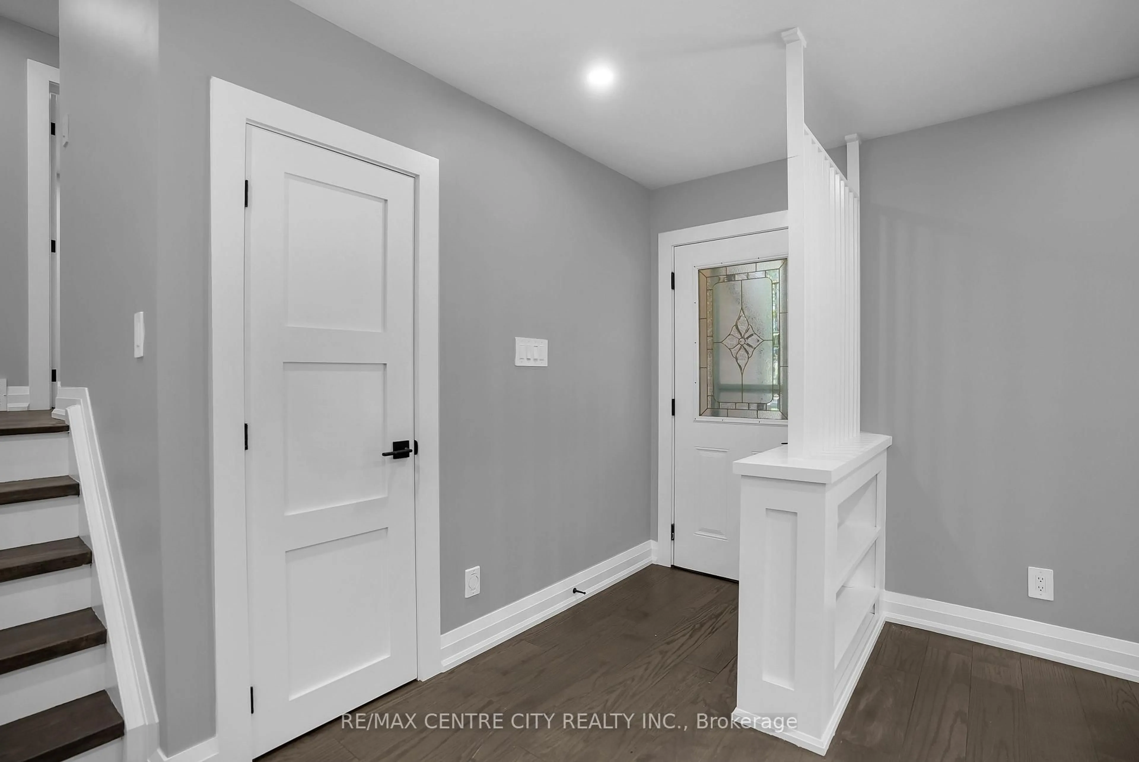 Indoor entryway for 700 Glengyle Cres, London North Ontario N5X 1X7
