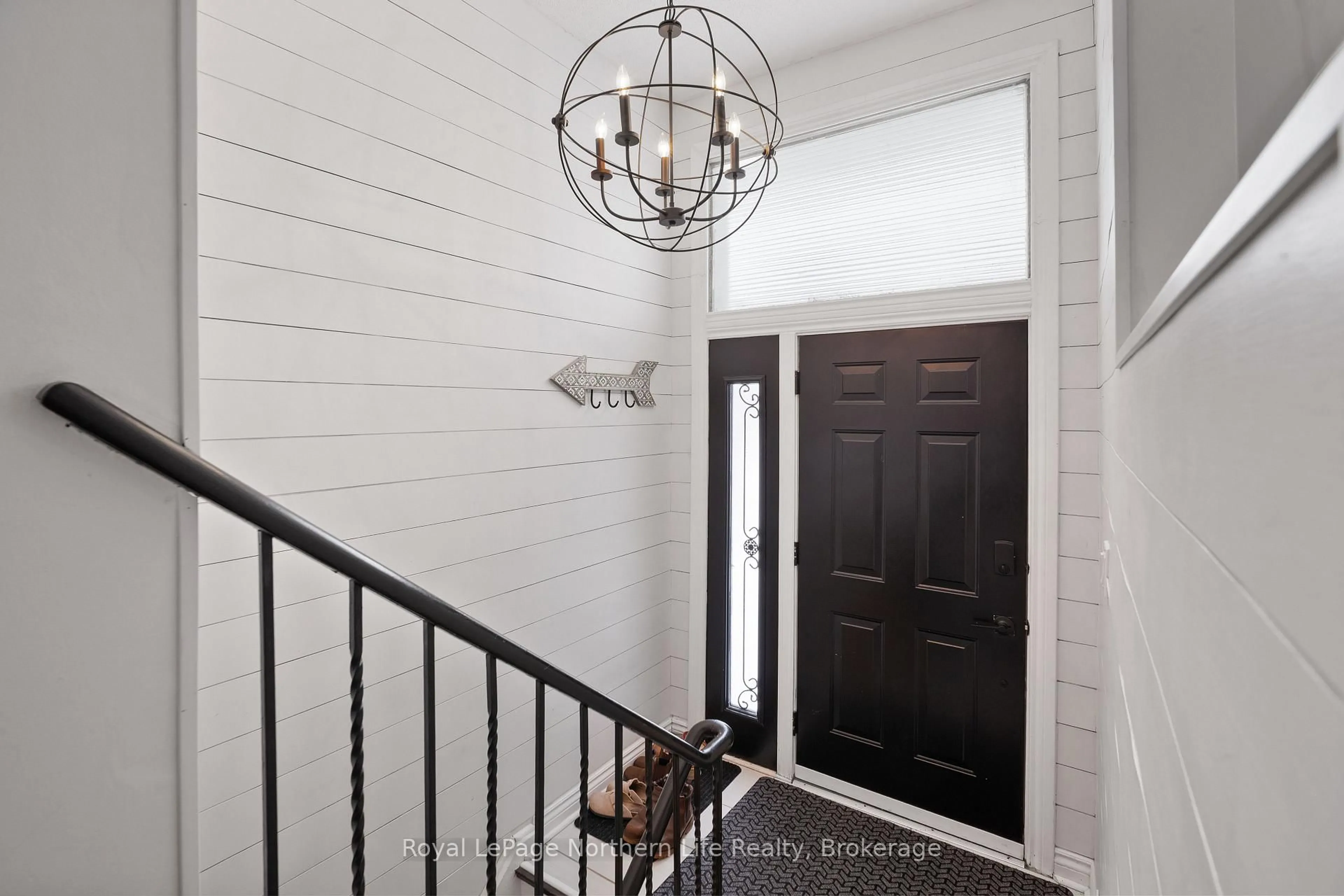 Indoor entryway for 15 Tweedsmuir Dr, North Bay Ontario P1A 2V3