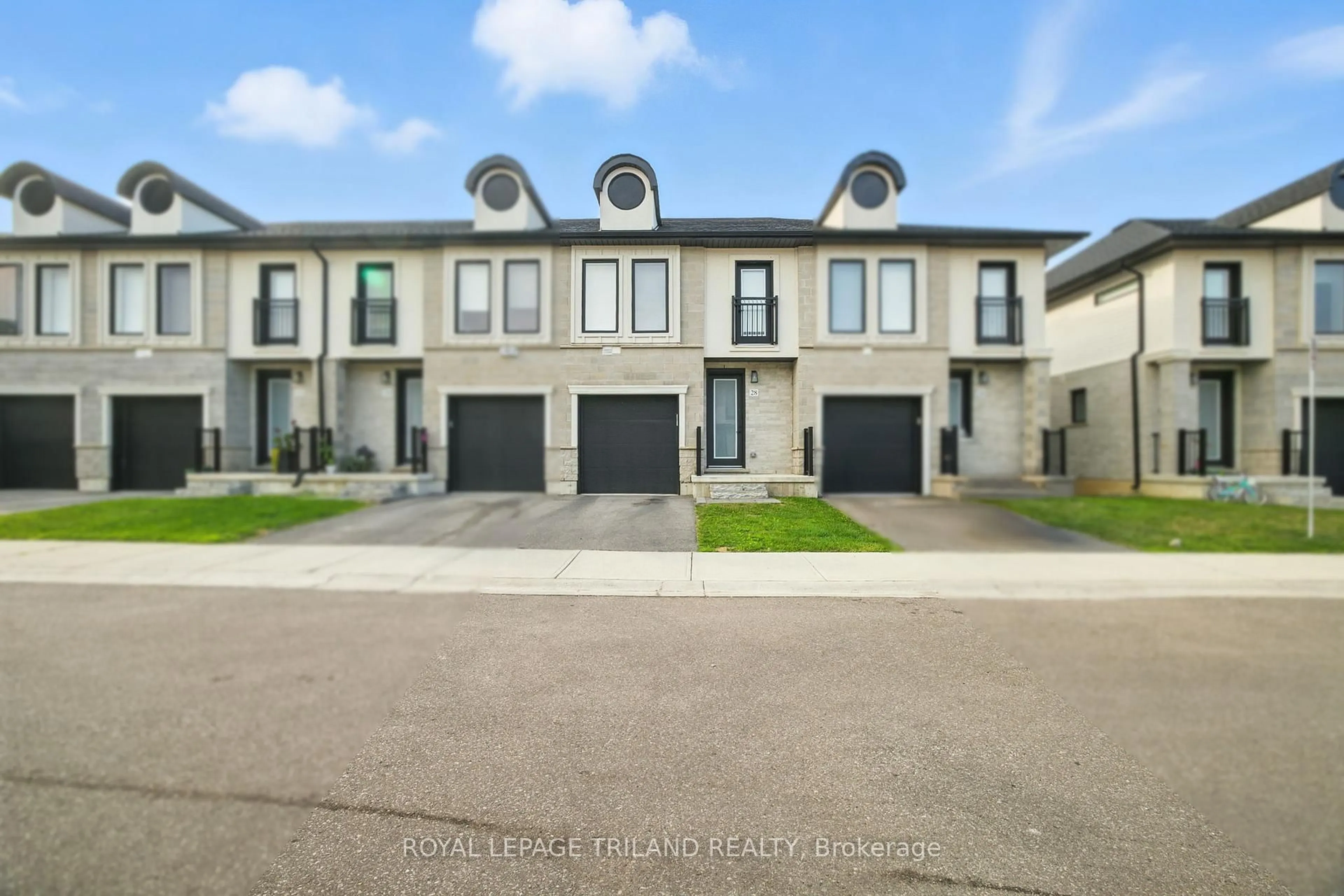 A pic from outside/outdoor area/front of a property/back of a property/a pic from drone, street for 1870 ALDERSBROOK Gate #28, London North Ontario N6G 3X4