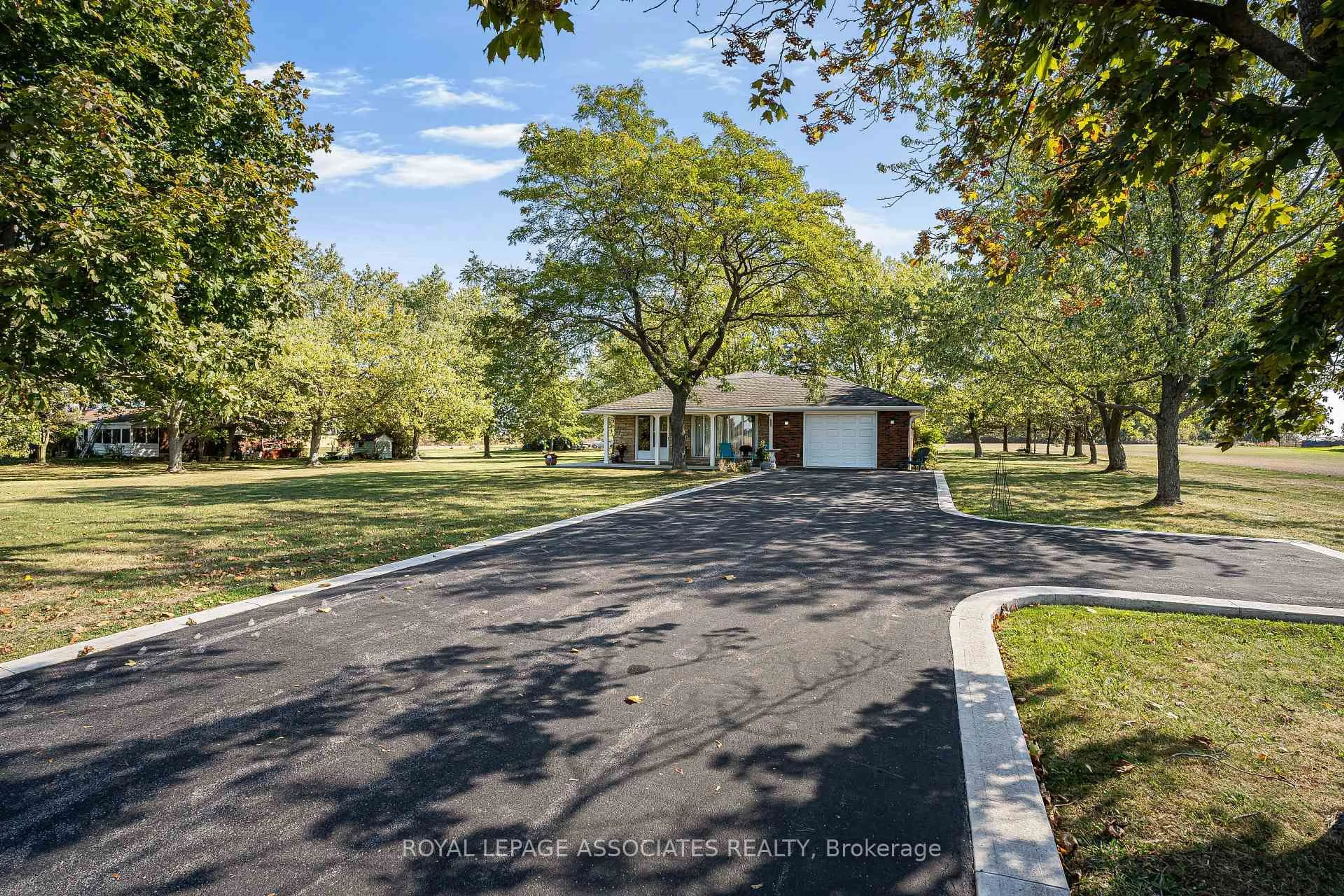 A pic from outside/outdoor area/front of a property/back of a property/a pic from drone, street for 2371 Hendershot Rd, Hamilton Ontario L0R 1C0