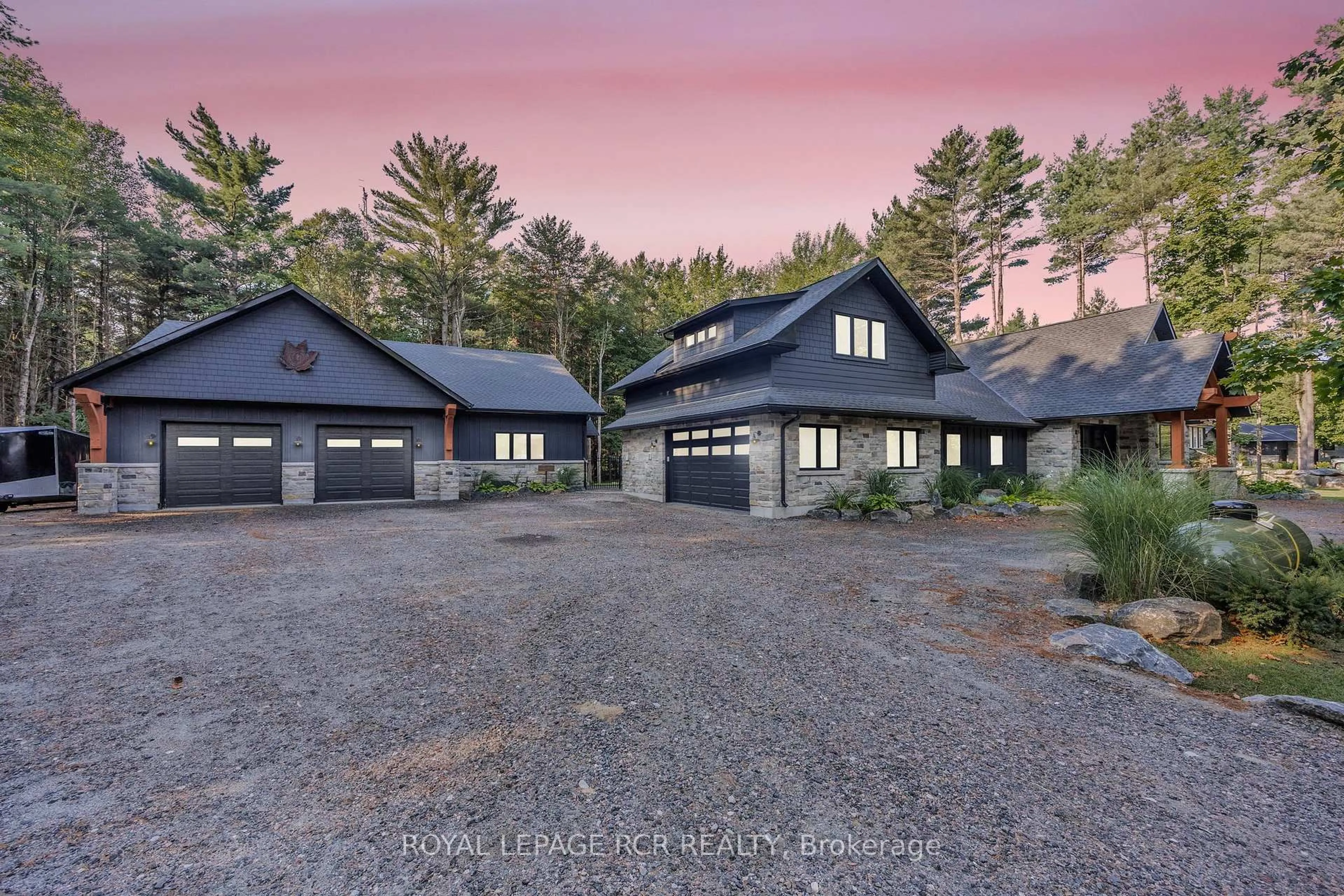 A pic from outside/outdoor area/front of a property/back of a property/a pic from drone, unknown for 1031 Xavier St, Gravenhurst Ontario P0E 1G0