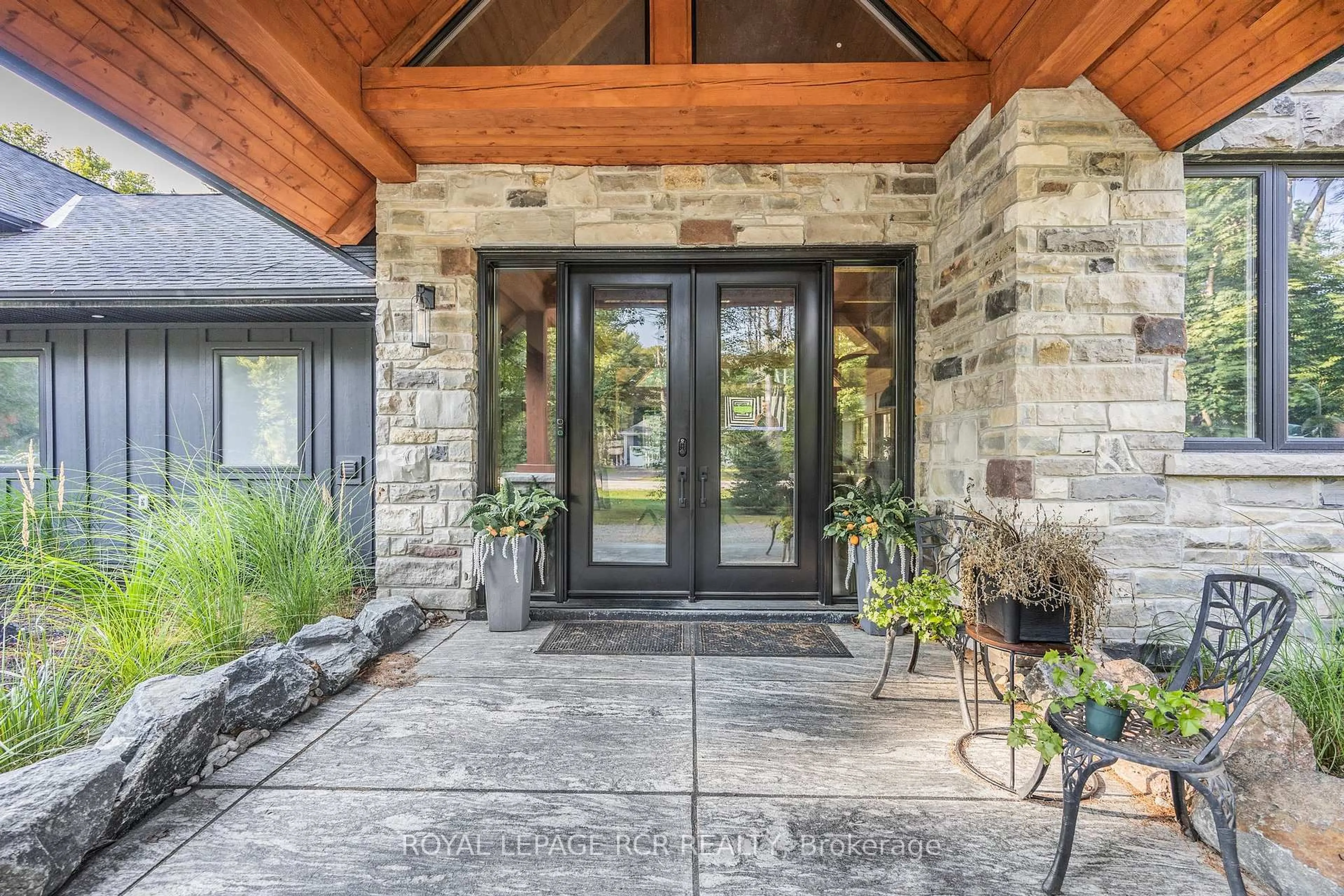 Indoor entryway for 1031 Xavier St, Gravenhurst Ontario P0E 1G0