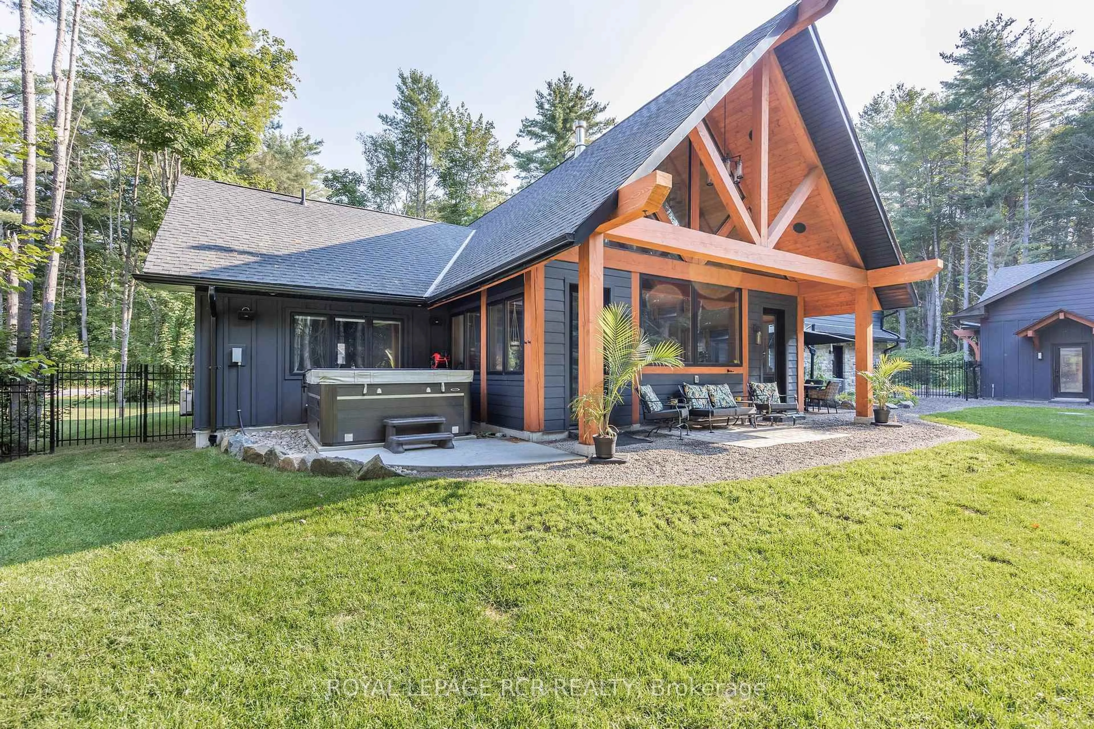 Home with brick exterior material, mountain view for 1031 Xavier St, Gravenhurst Ontario P0E 1G0