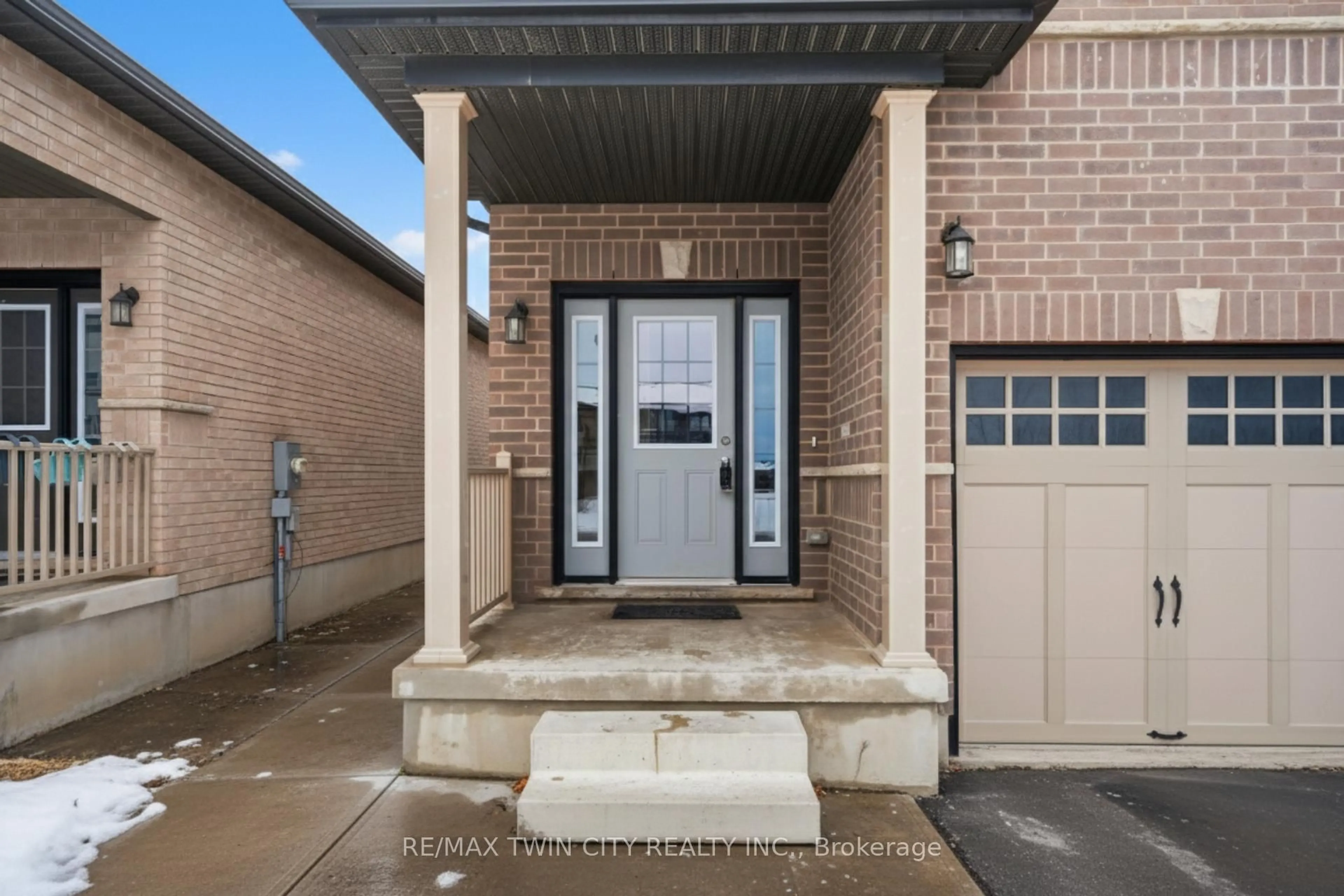 Indoor entryway for 126 Tartan Ave, Kitchener Ontario N2R 0N4