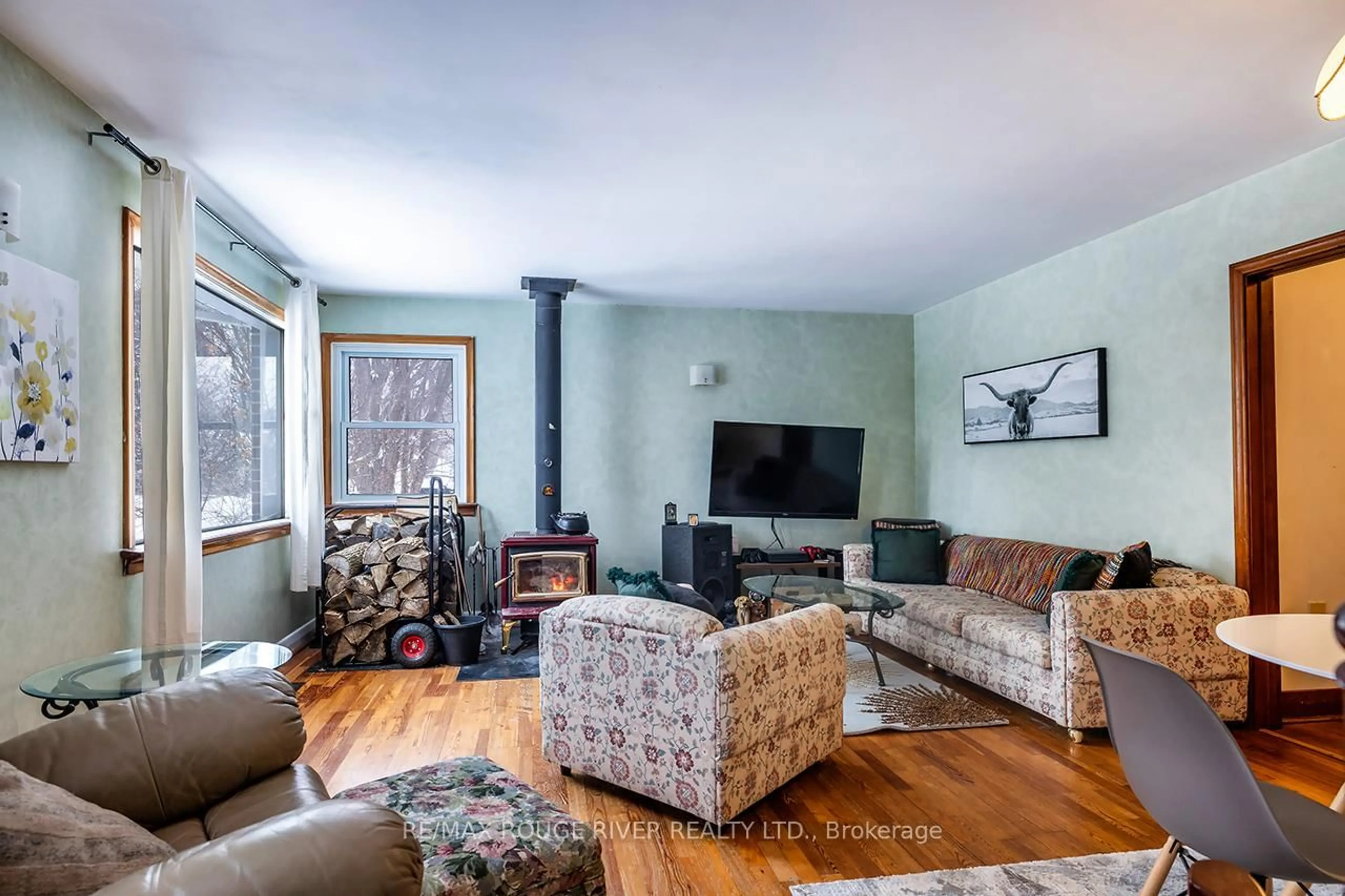 Living room with furniture, wood/laminate floor for 3989 Mcintosh Rd, Hamilton Township Ontario K9A 4J9