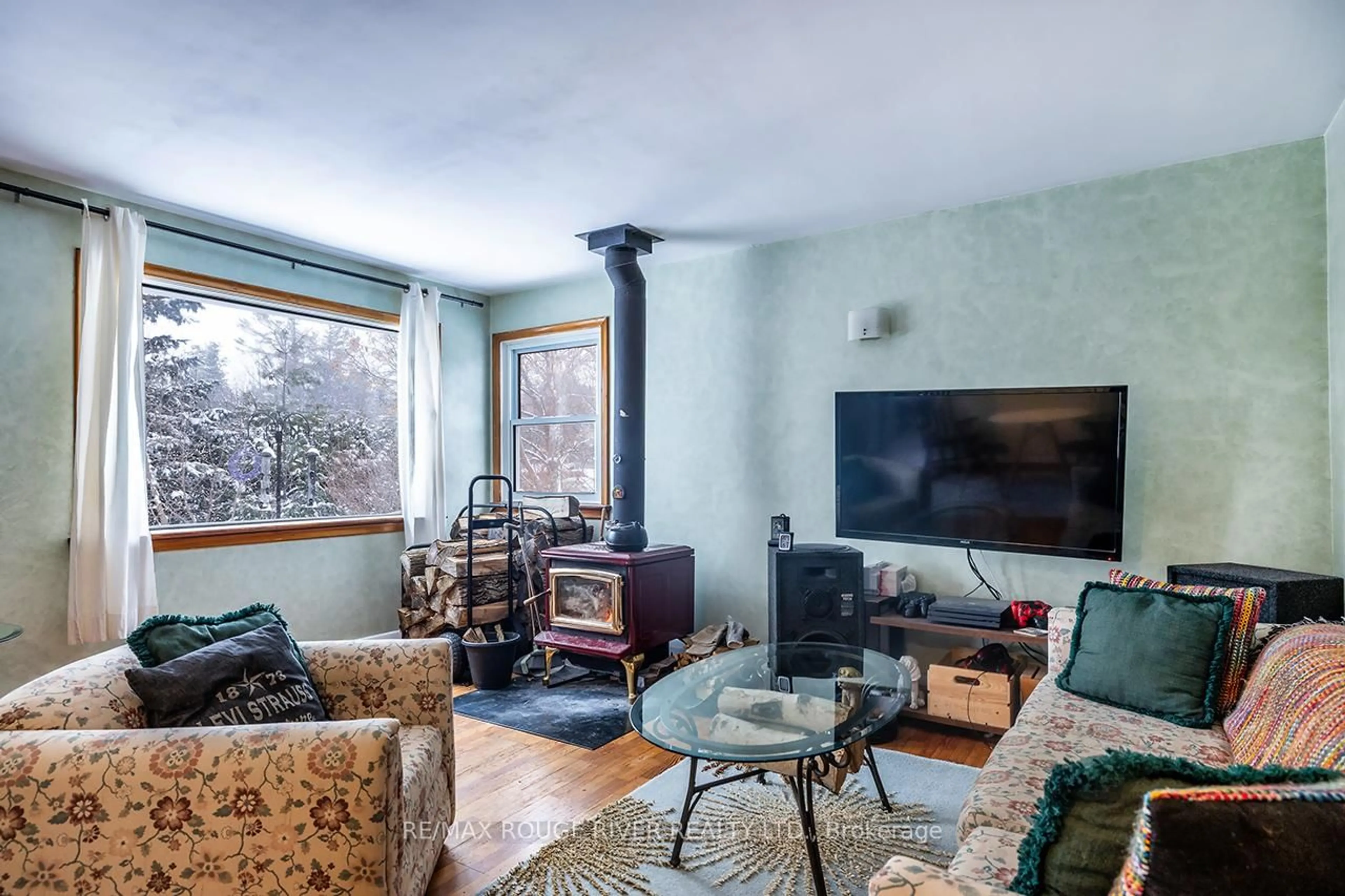 Living room with furniture, unknown for 3989 Mcintosh Rd, Hamilton Township Ontario K9A 4J9