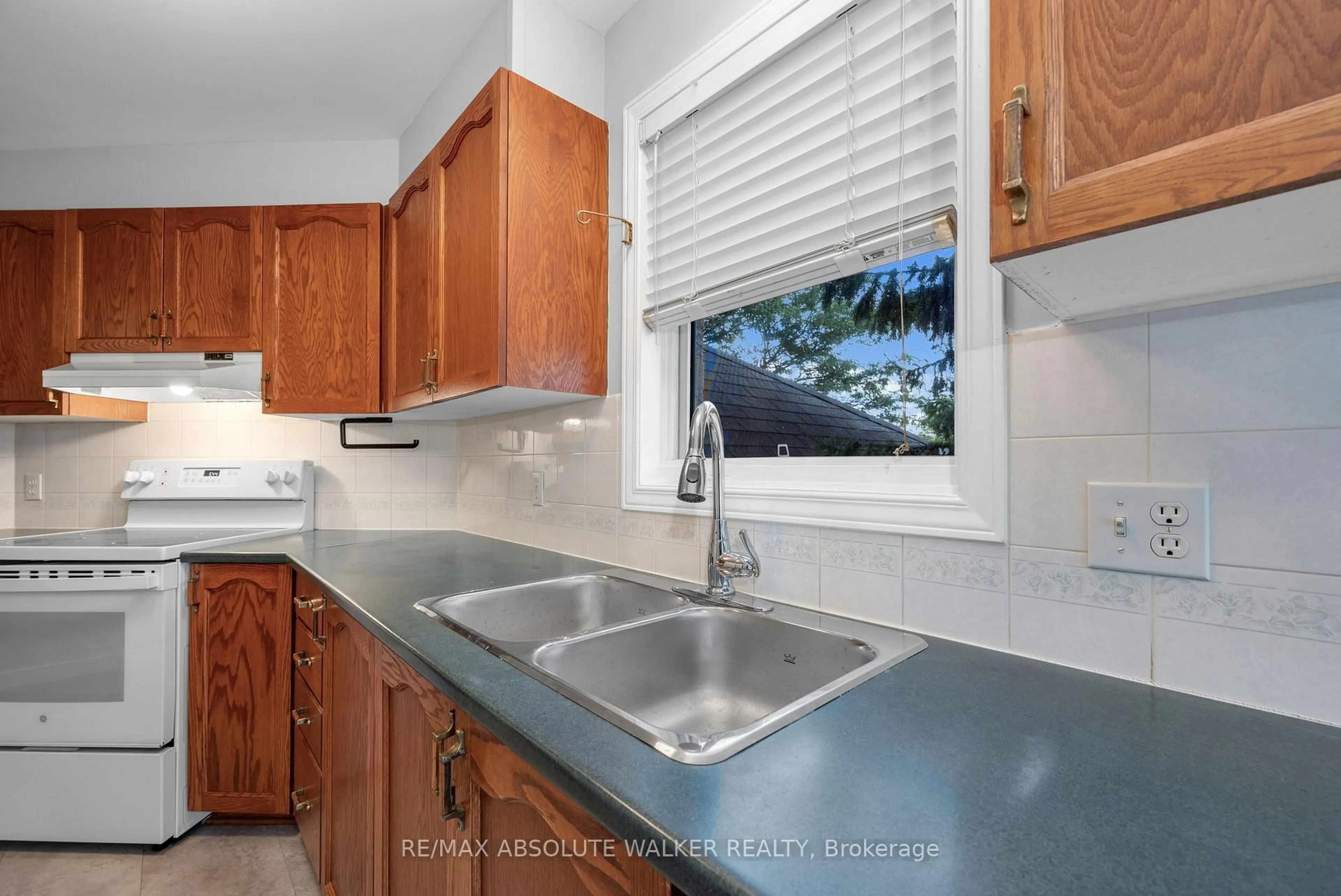 Standard kitchen, ceramic/tile floor for 1673 Locksley Lane, Ottawa Ontario K1J 1B6