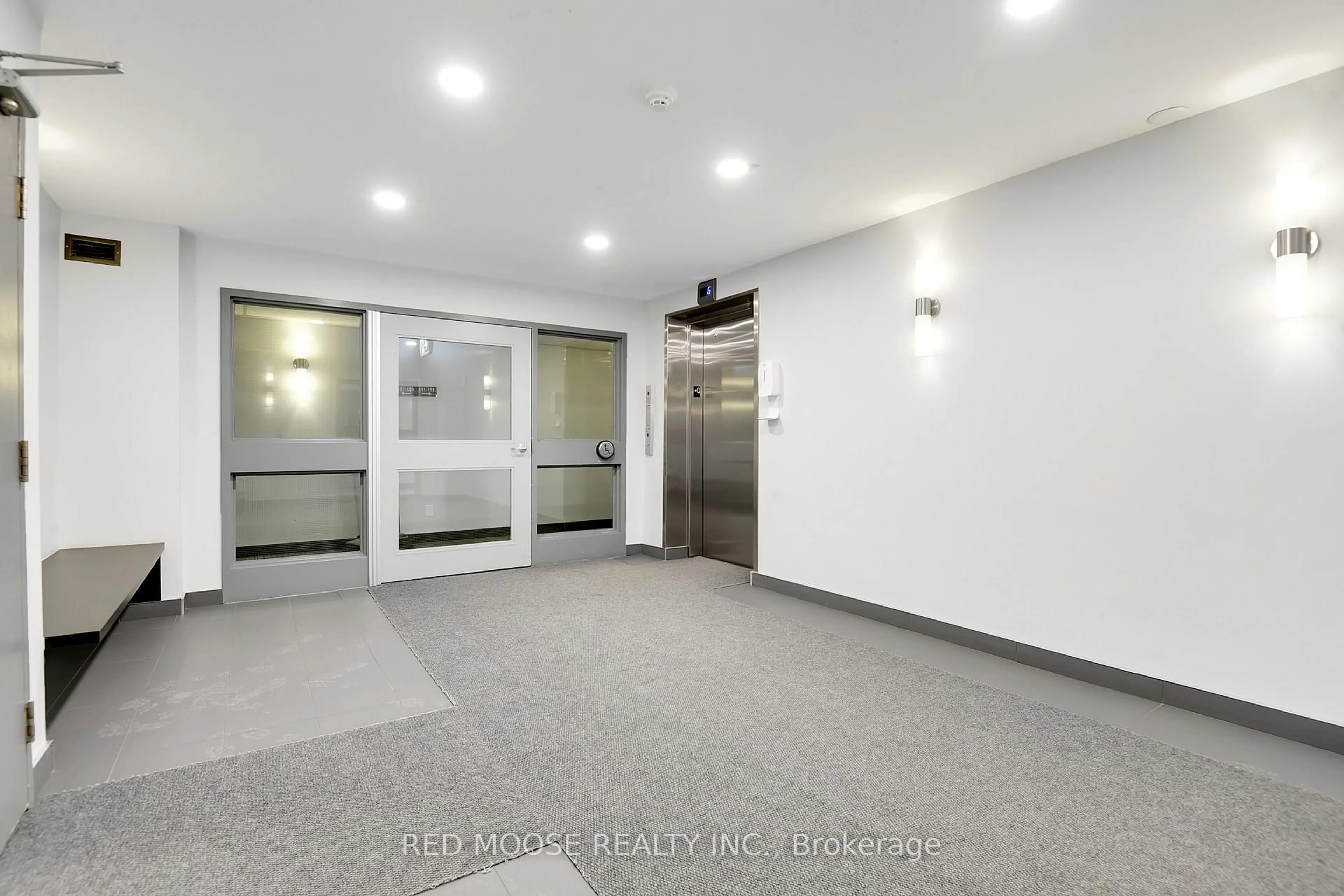 Indoor foyer for 216 Viewmount Dr #415, Ottawa Ontario K2E 7X4