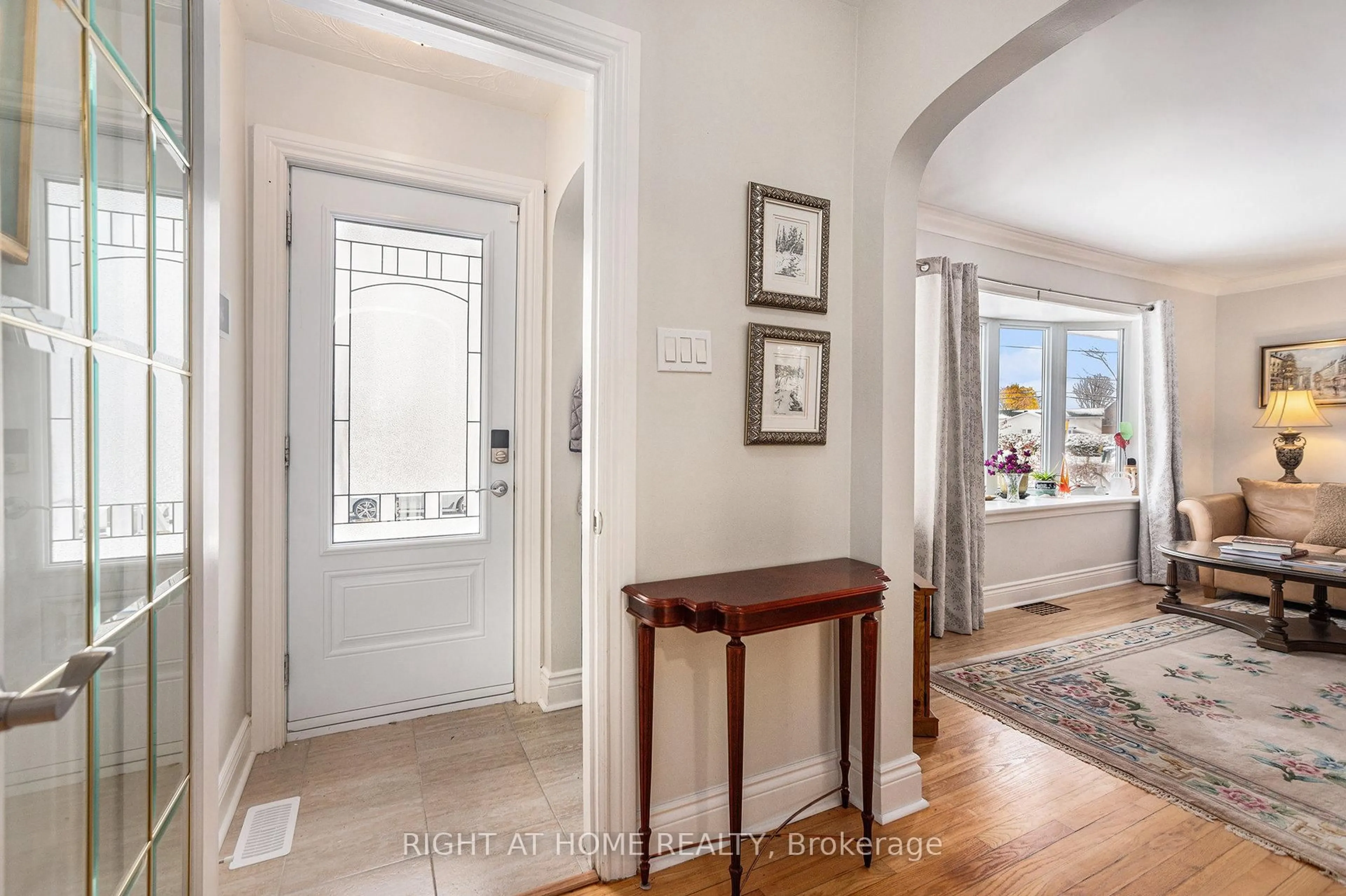 Indoor entryway for 3688 Principale St, Alfred and Plantagenet Ontario K0A 3K0