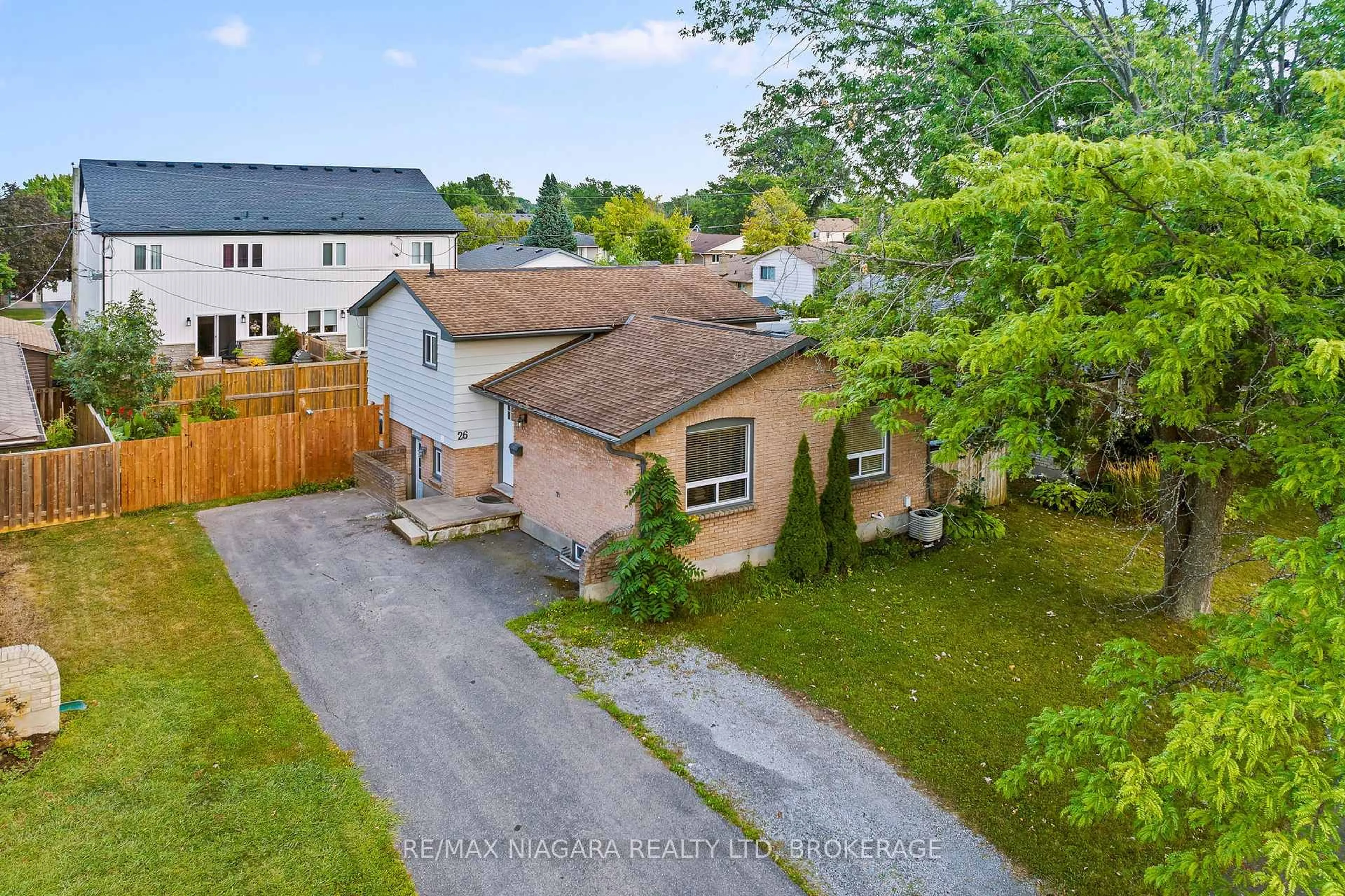 A pic from outside/outdoor area/front of a property/back of a property/a pic from drone, street for 26 Colonial St, Welland Ontario L3C 5W5