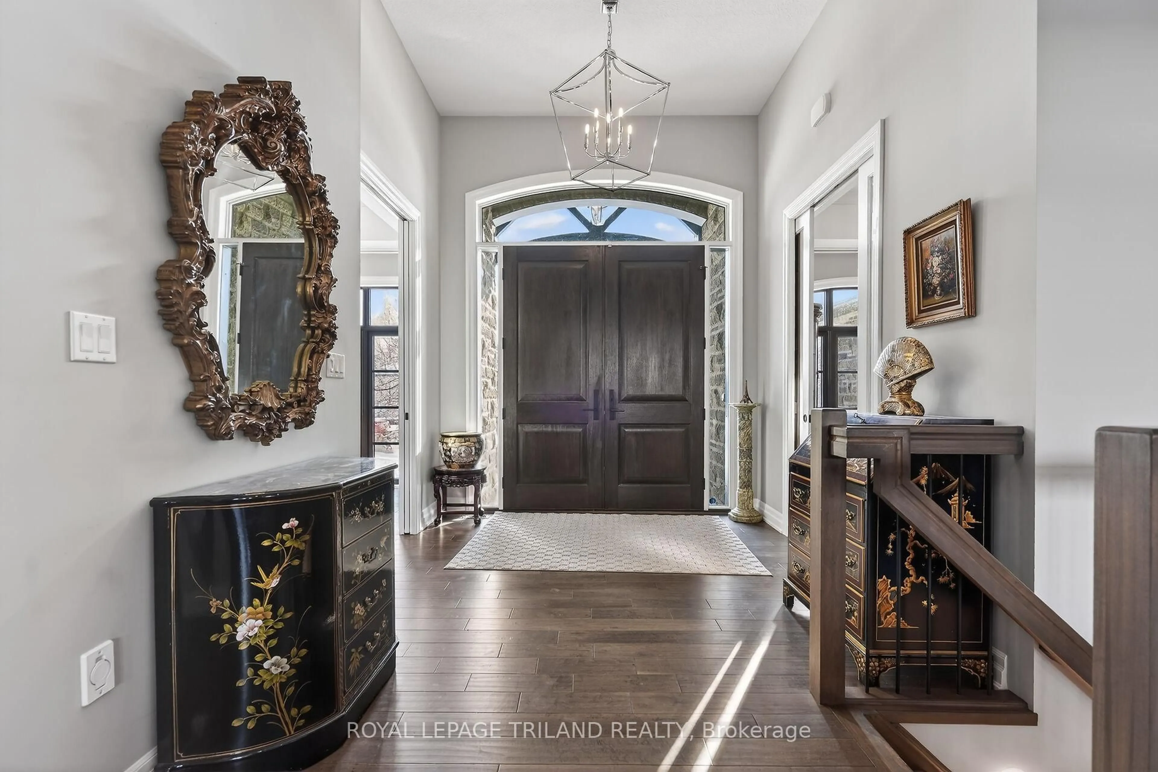 Indoor entryway for 9861 GLENDON Dr #218, Middlesex Centre Ontario N0L 1R0