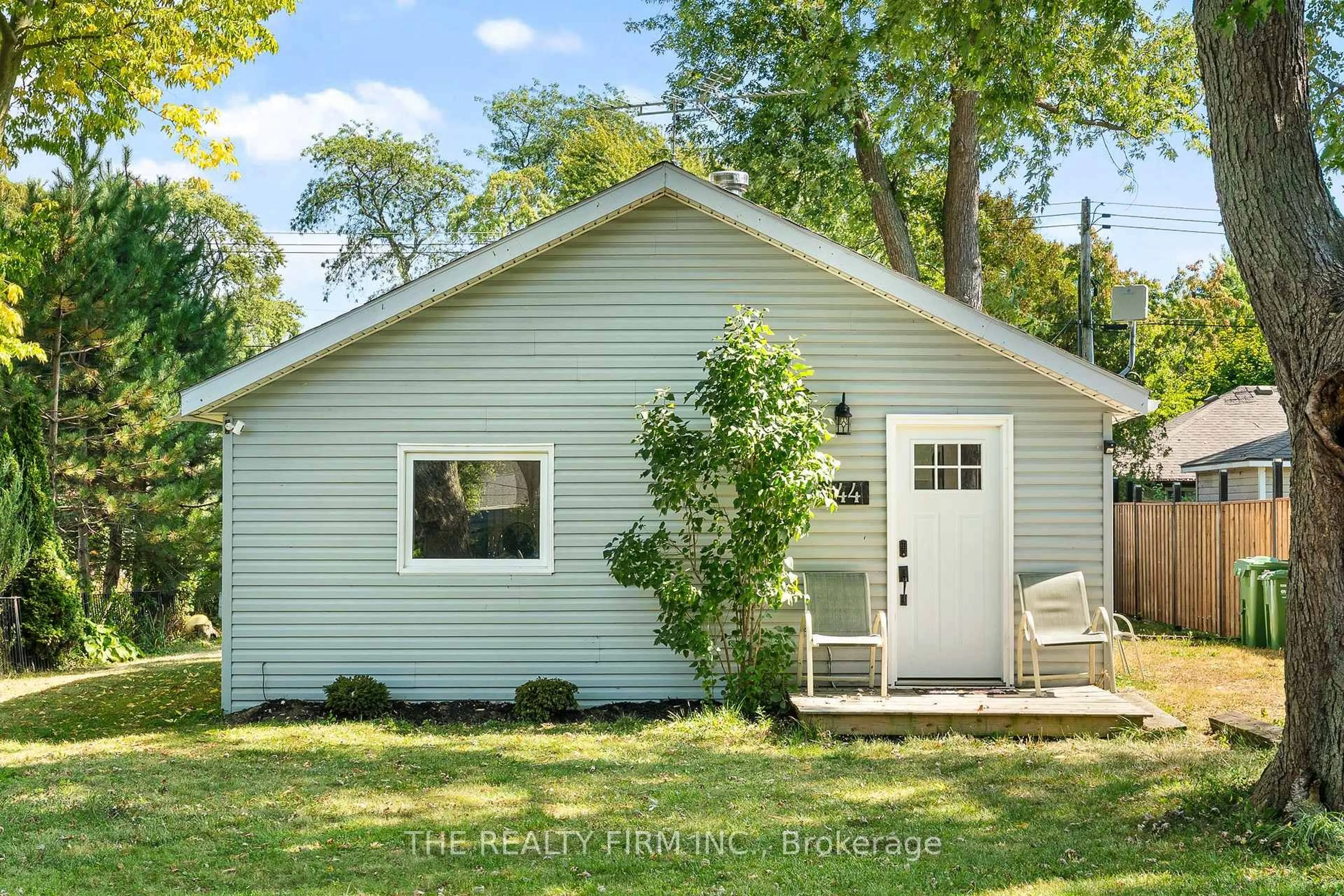 Home with vinyl exterior material, street for 144 Lincoln Crt, Essex Ontario N0R 1G0