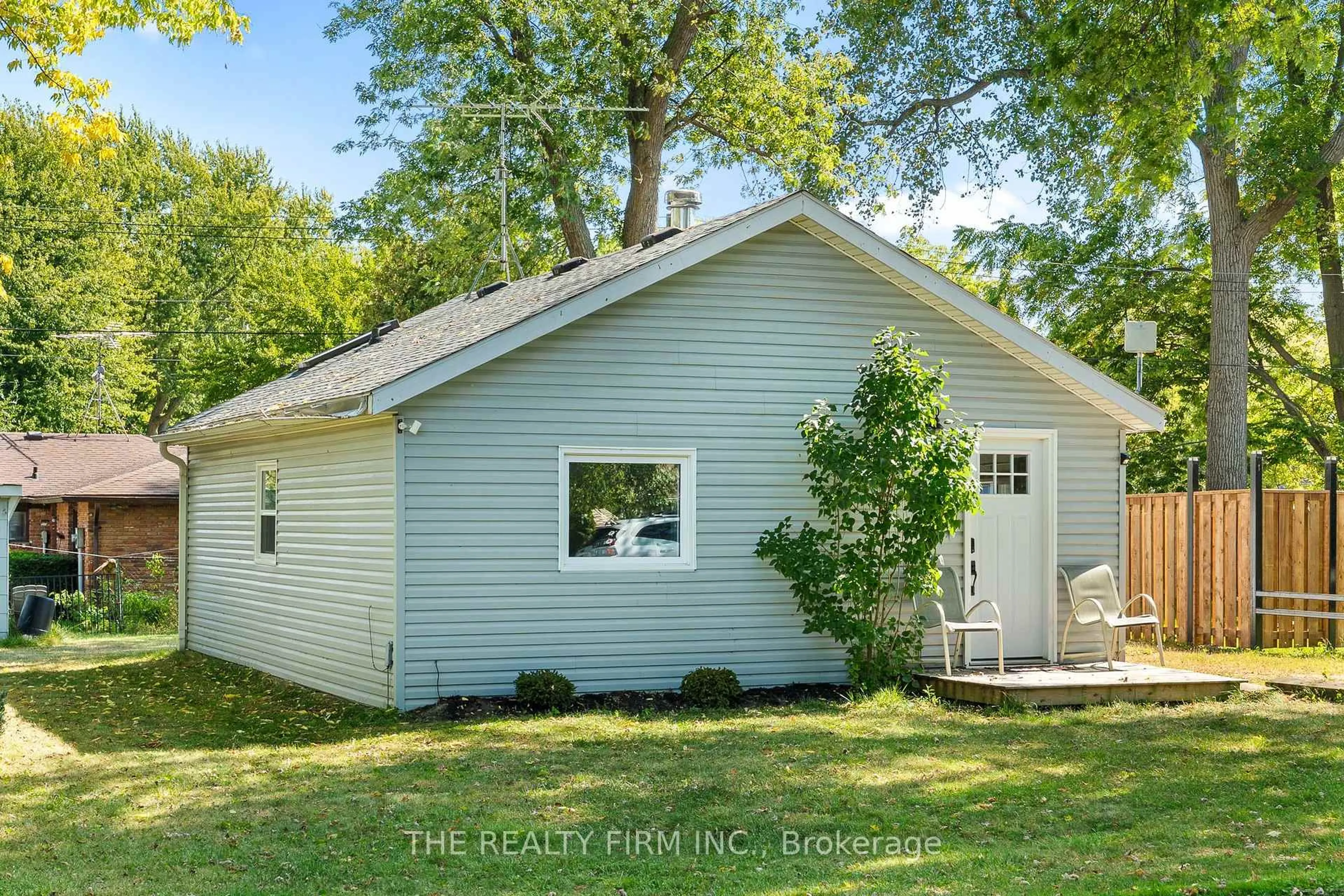 Home with vinyl exterior material, unknown for 144 Lincoln Crt, Essex Ontario N0R 1G0