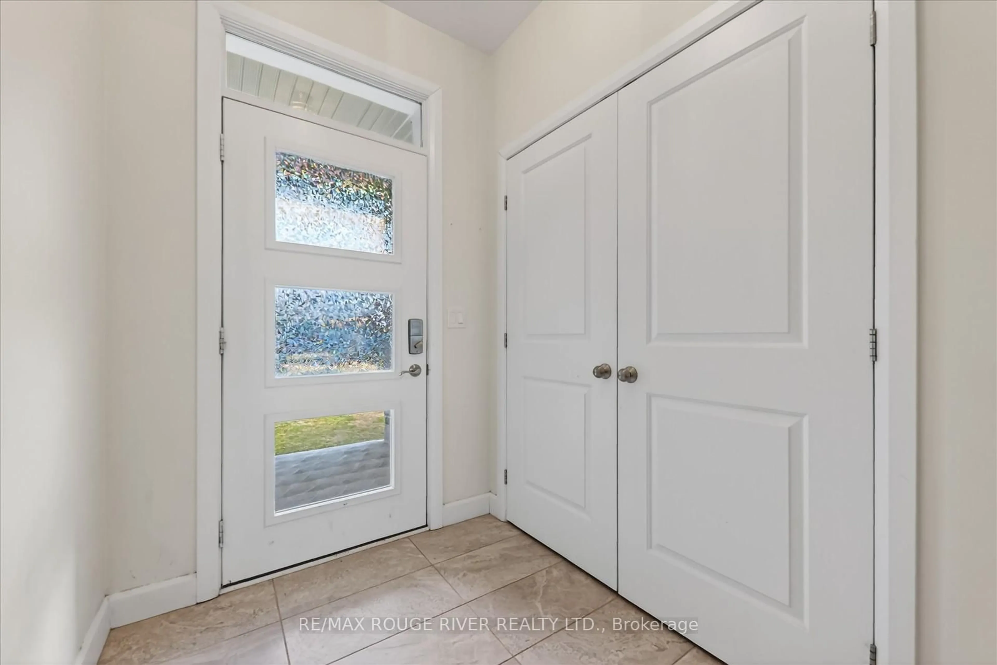 Indoor entryway for 46 Erie Crt, Loyalist Ontario K7N 0E3