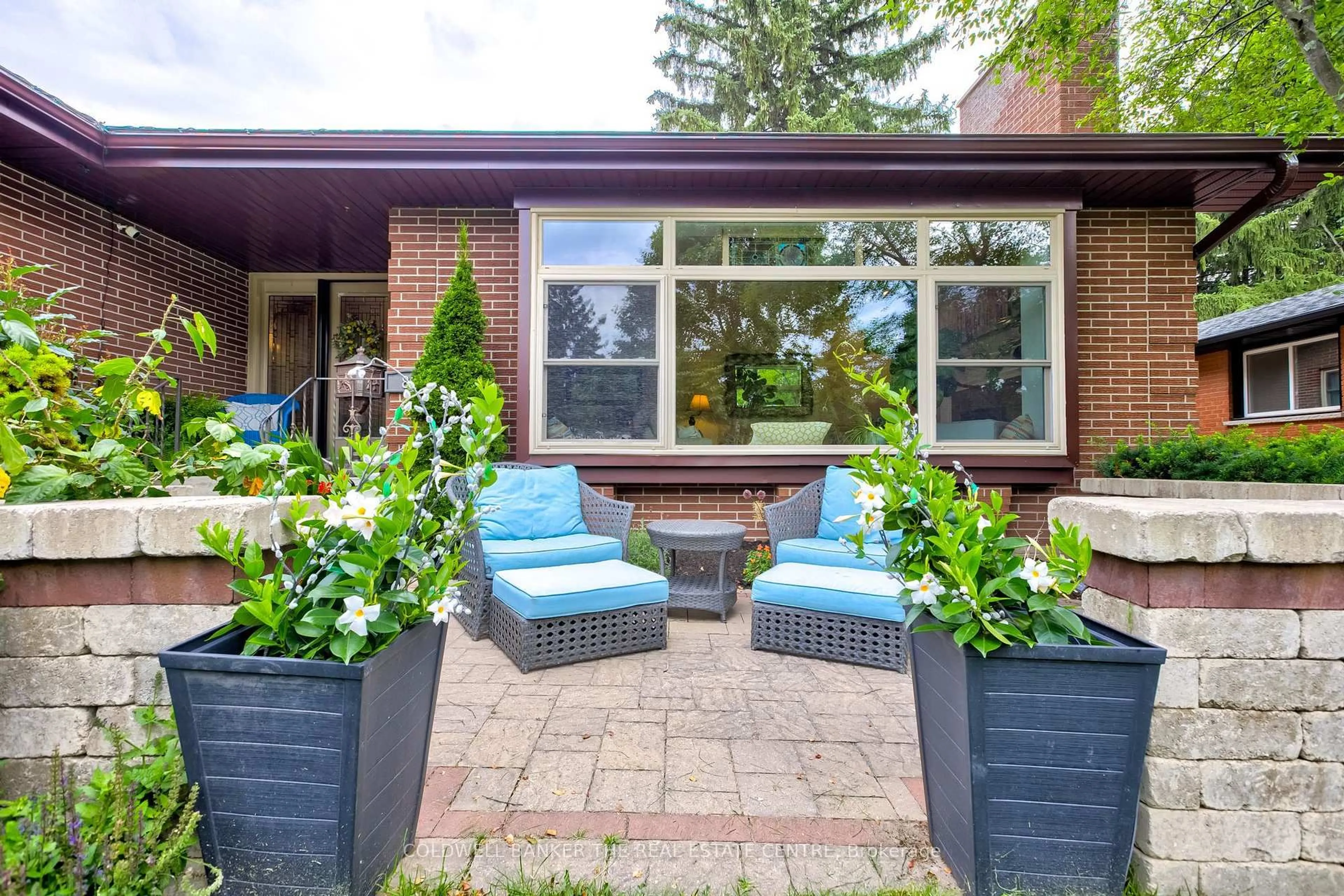 Patio, street for 83 Inwood Cres, Kitchener Ontario N2M 2L9