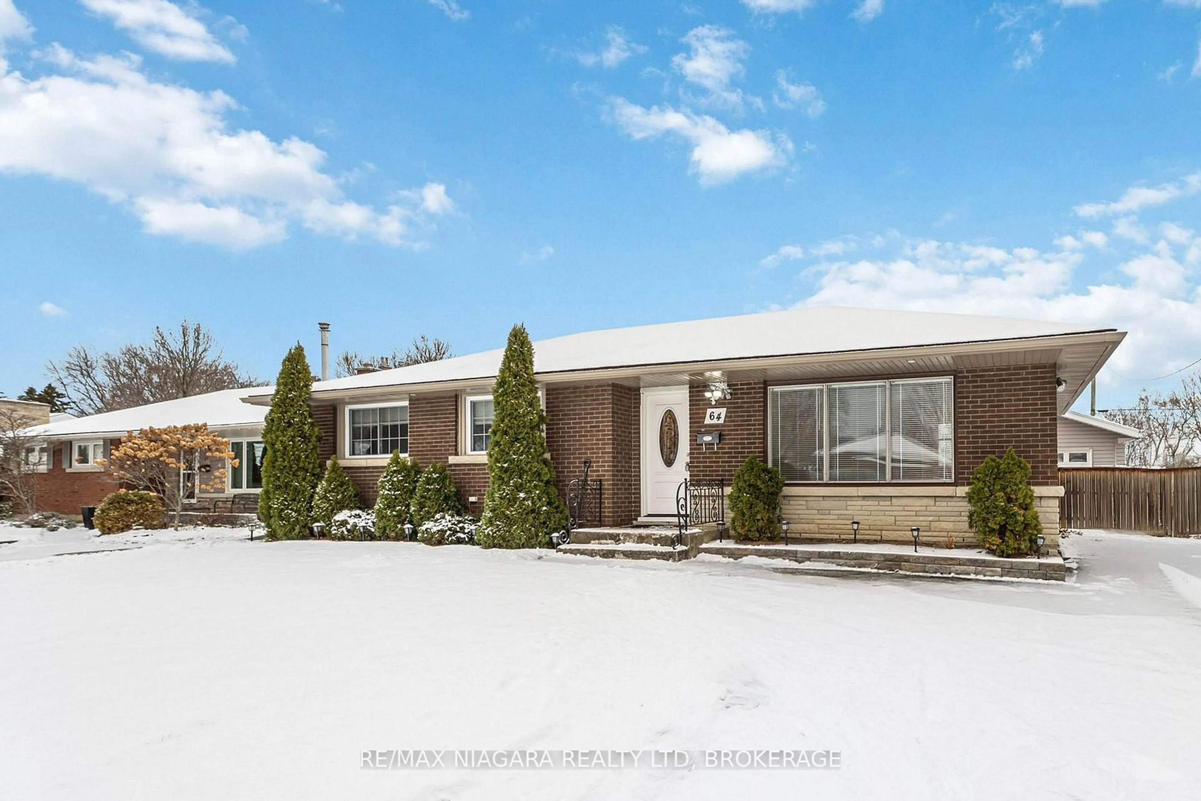 Home with vinyl exterior material, unknown for 64 Woodelm Dr, St. Catharines Ontario L2M 4N3