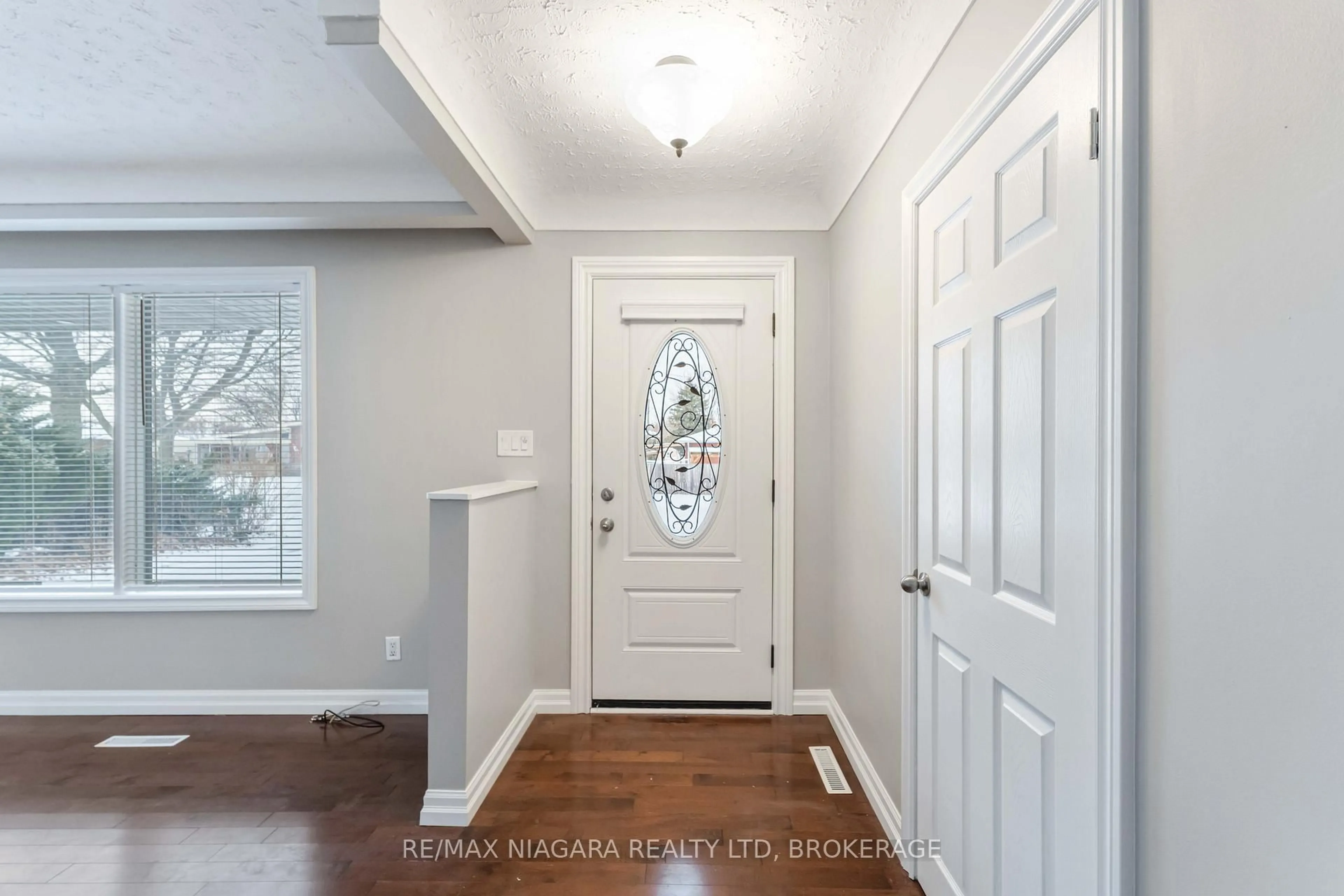 Indoor entryway for 64 Woodelm Dr, St. Catharines Ontario L2M 4N3