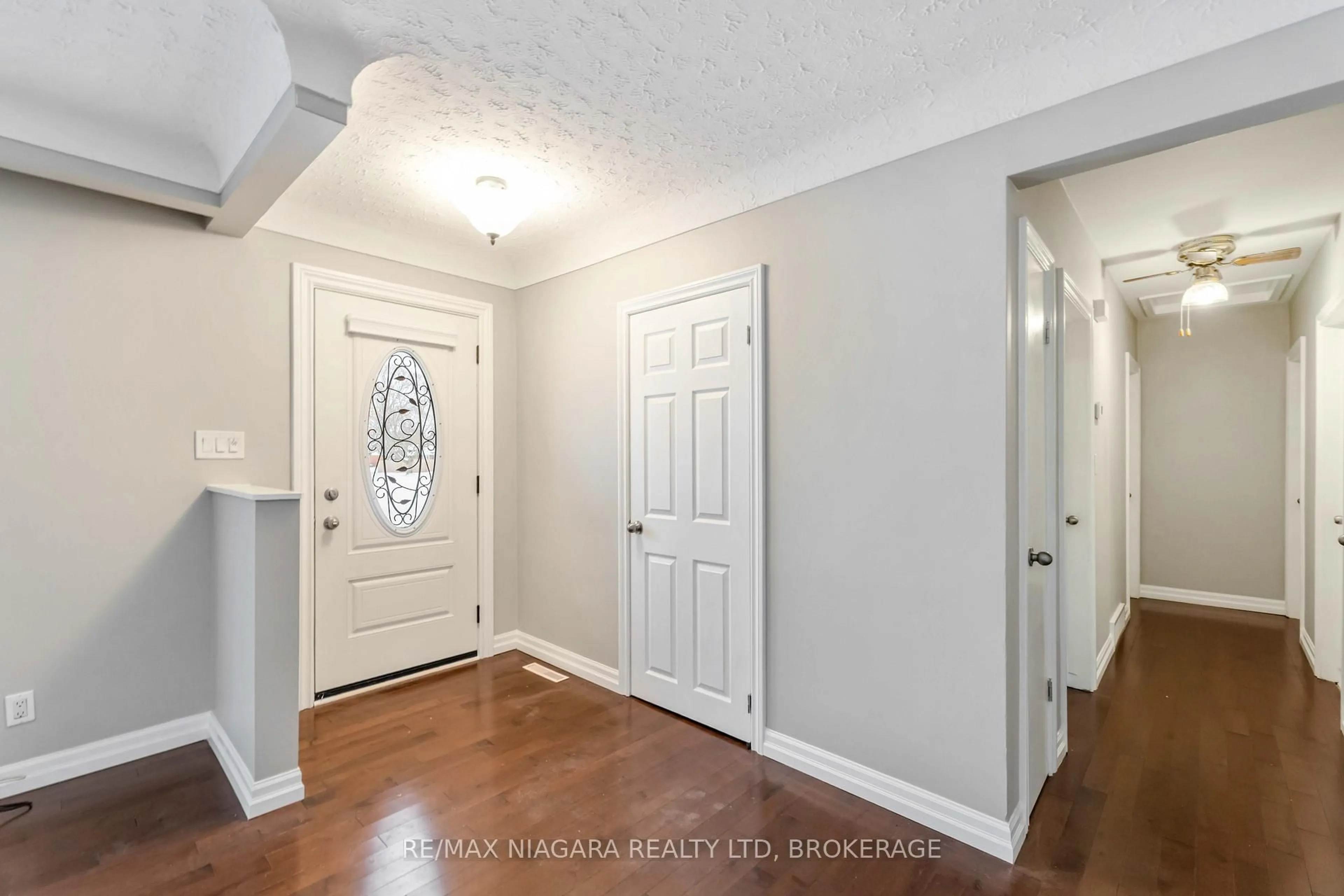 Indoor entryway for 64 Woodelm Dr, St. Catharines Ontario L2M 4N3