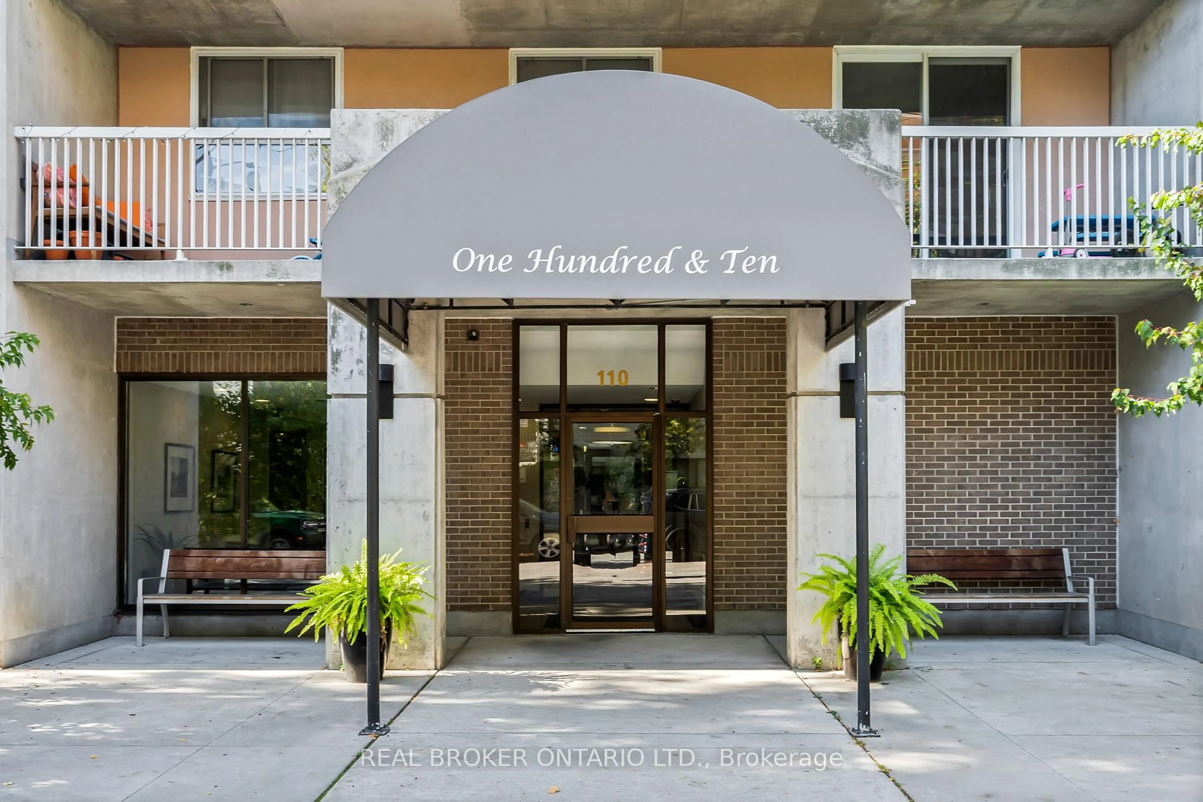 Indoor foyer for 110 Forward Ave #209, Ottawa Ontario K1Y 4S9