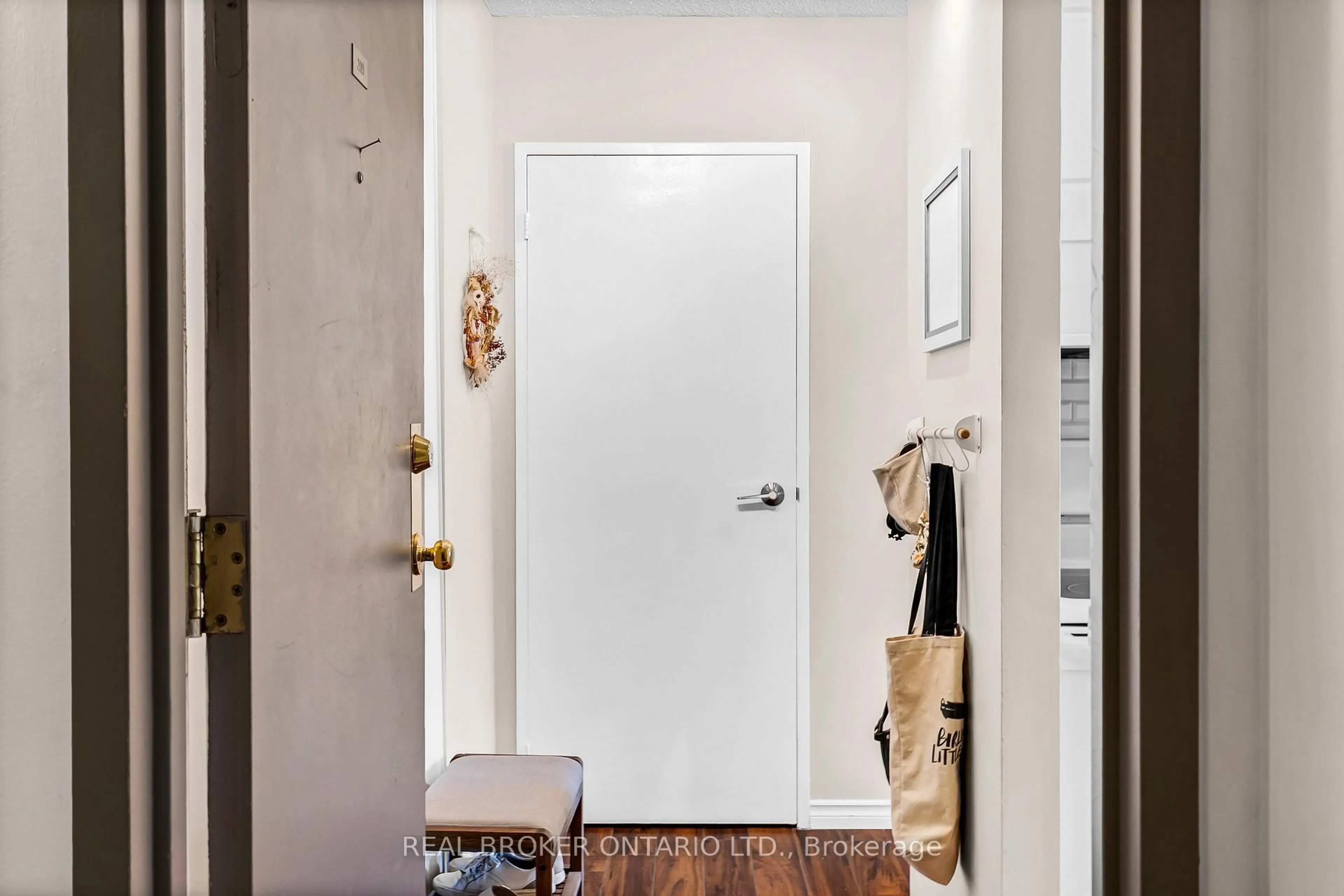 Indoor entryway for 110 Forward Ave #209, Ottawa Ontario K1Y 4S9