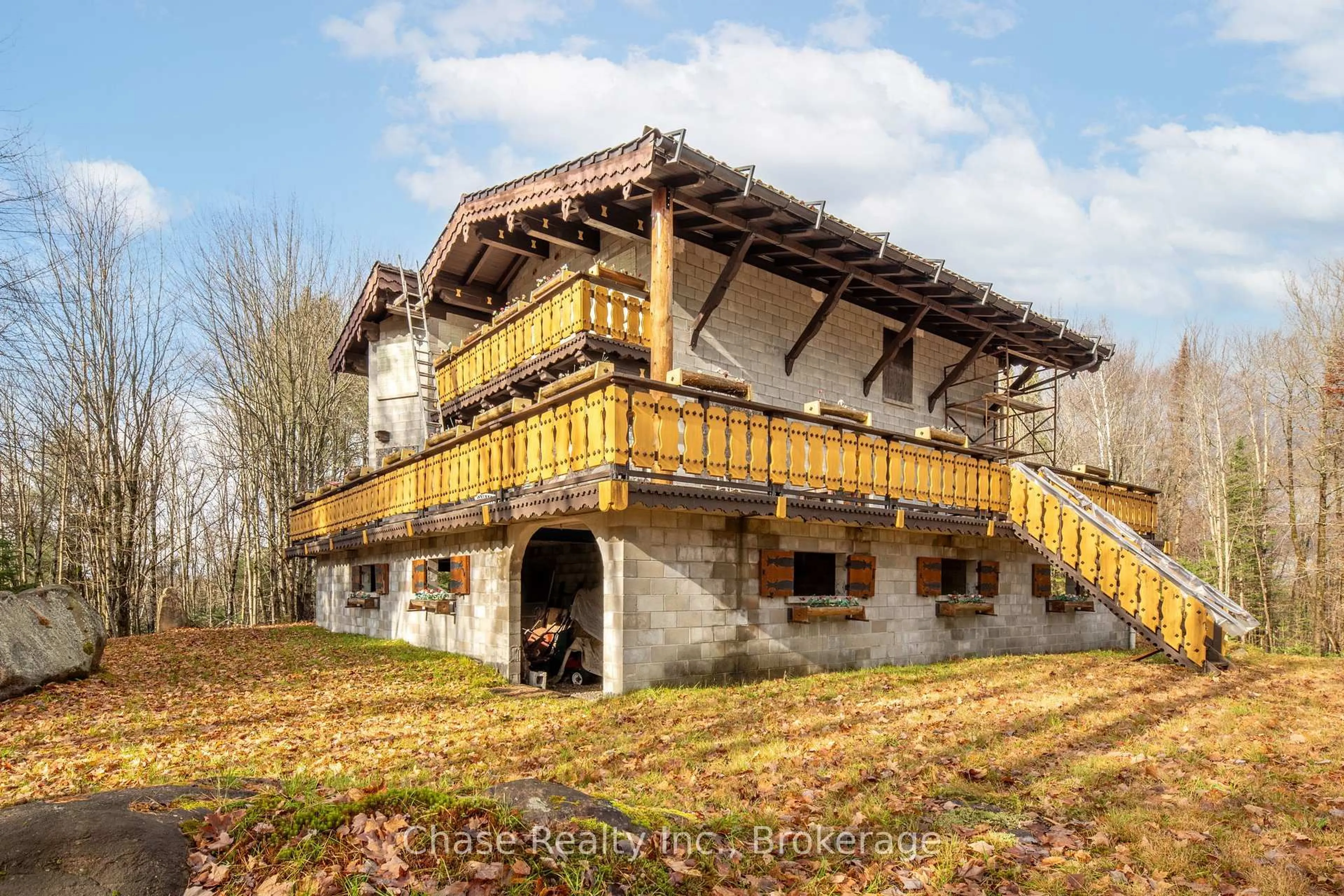 Patio, building for 878 DEER LAKE RD Rd, Huntsville Ontario P0B 1L0