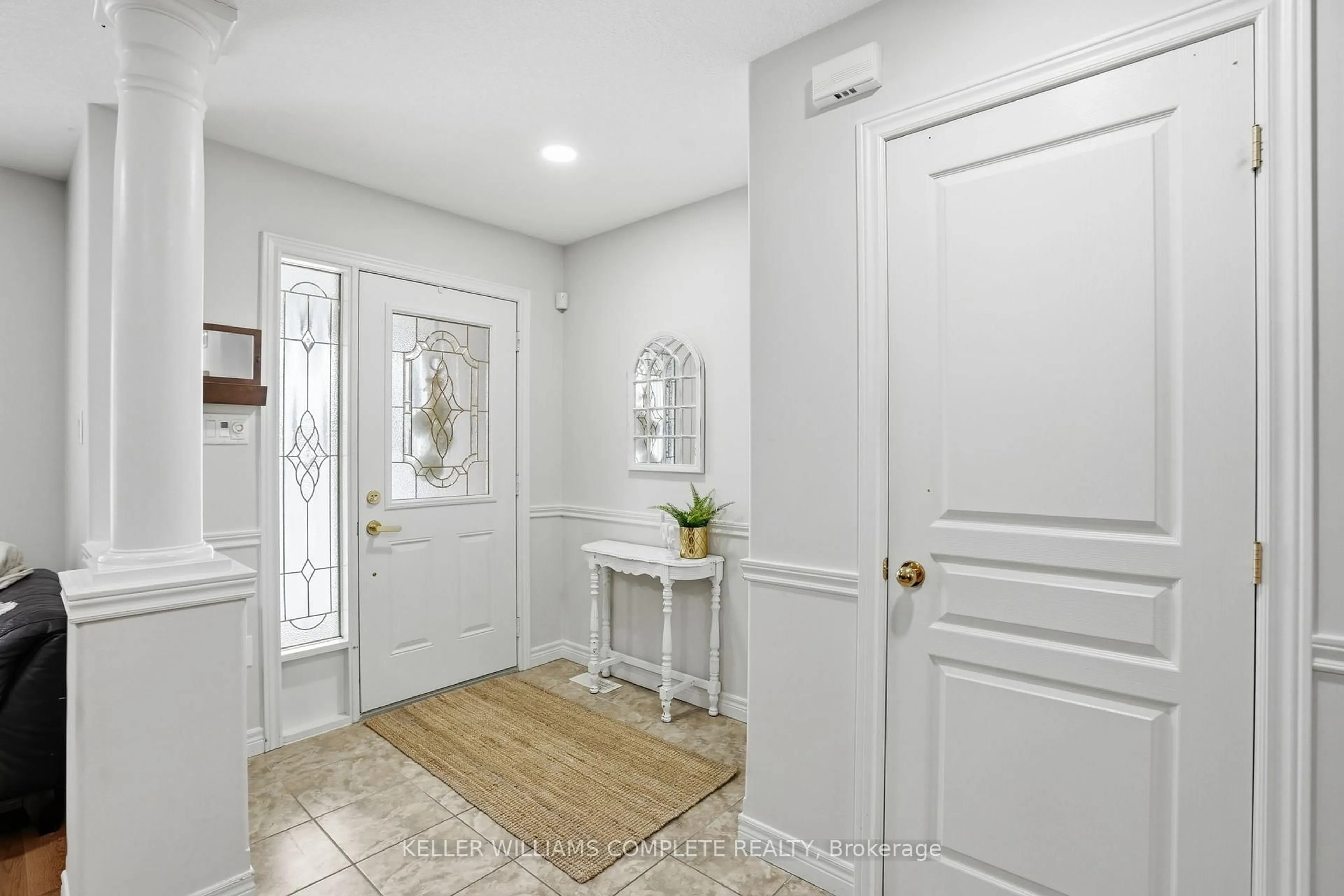 Indoor entryway for 144 Sumner Cres, Grimsby Ontario L3M 0B4