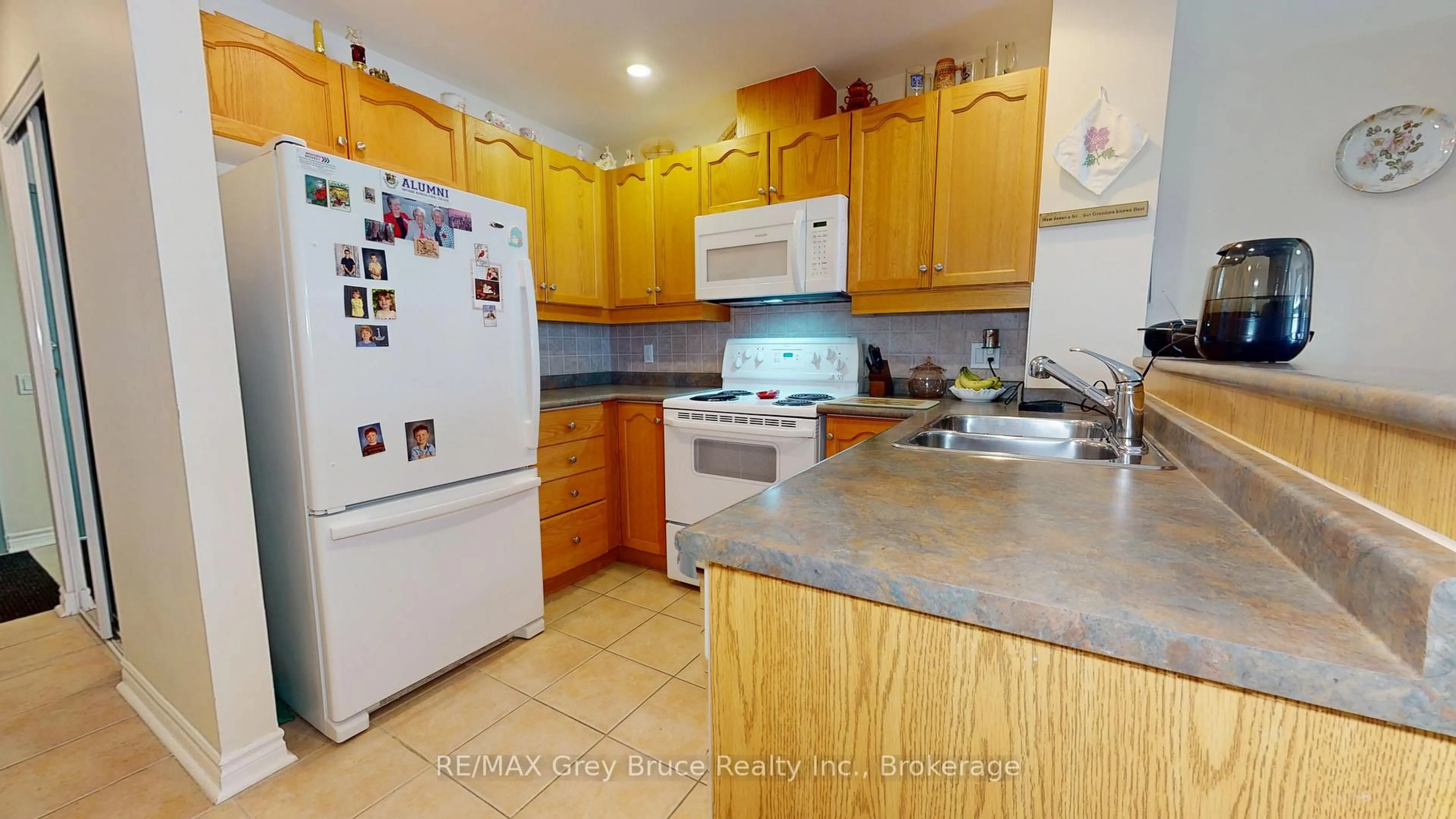 Standard kitchen, ceramic/tile floor for 34 Bayfield St #308, Meaford Ontario N4L 1Y2