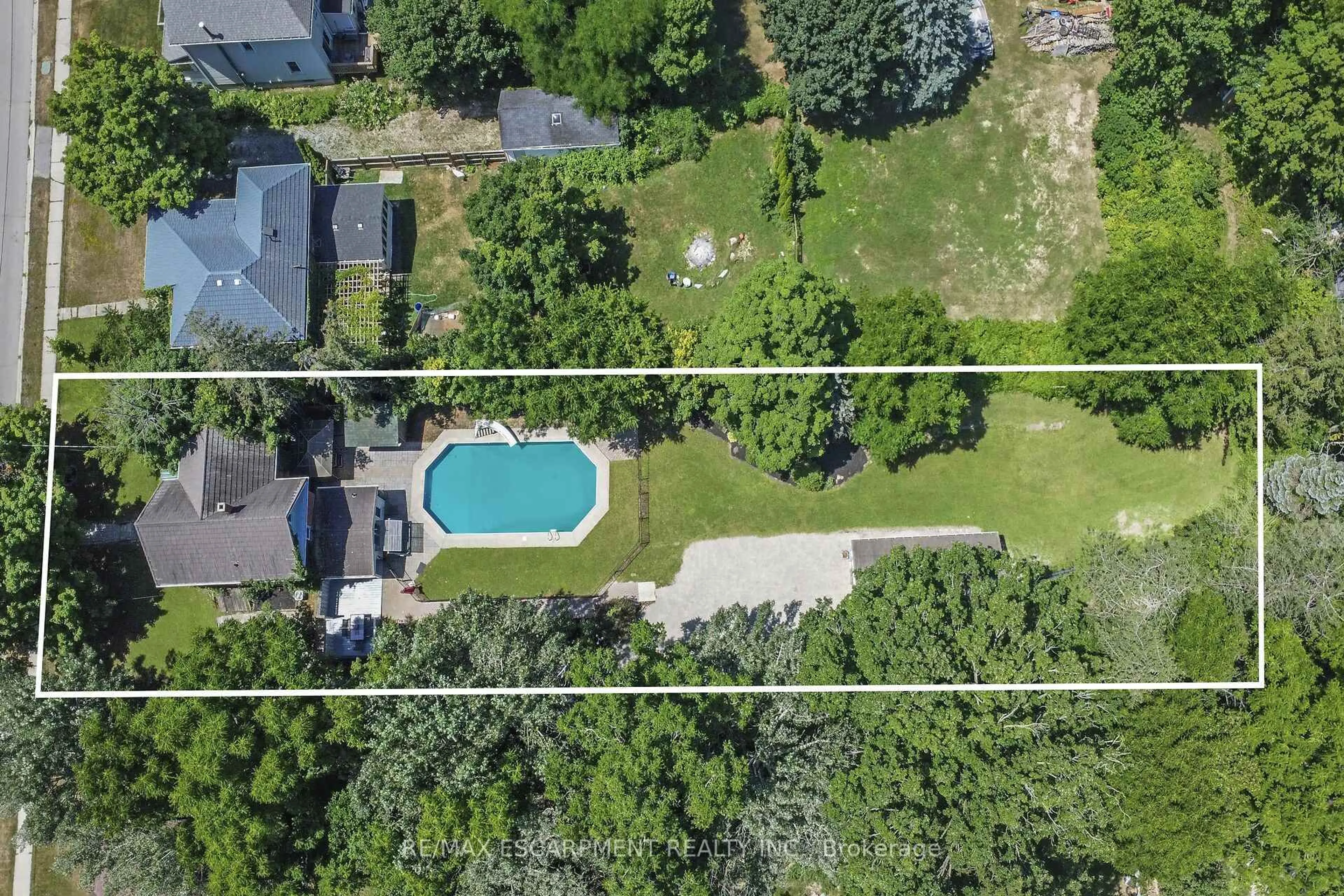 A pic from outside/outdoor area/front of a property/back of a property/a pic from drone, water/lake/river/ocean view for 94 Sutherland St, Haldimand Ontario N3W 1B4