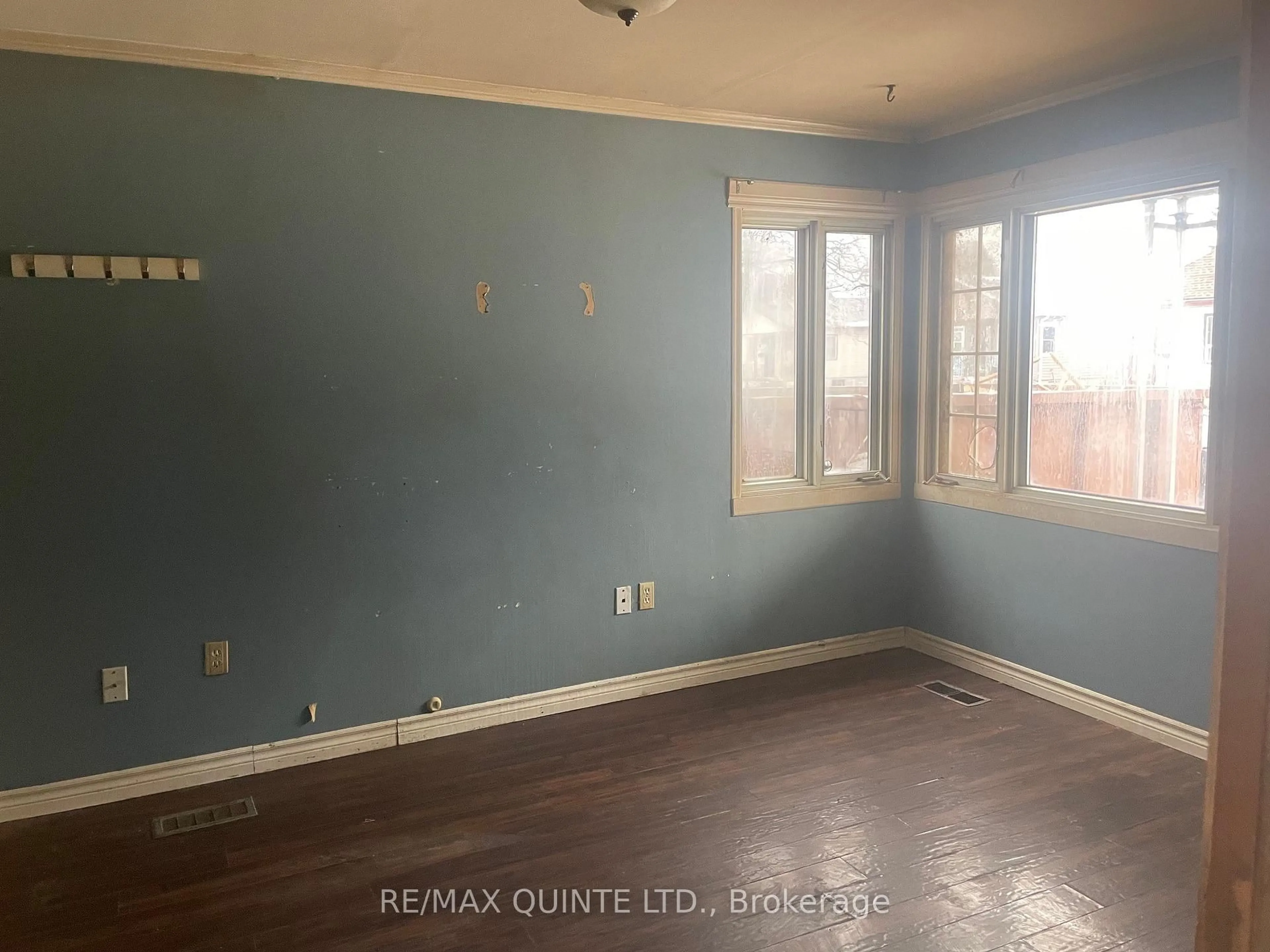 A pic of a room for 55 Connaught Ave, London East Ontario N5Y 3A4