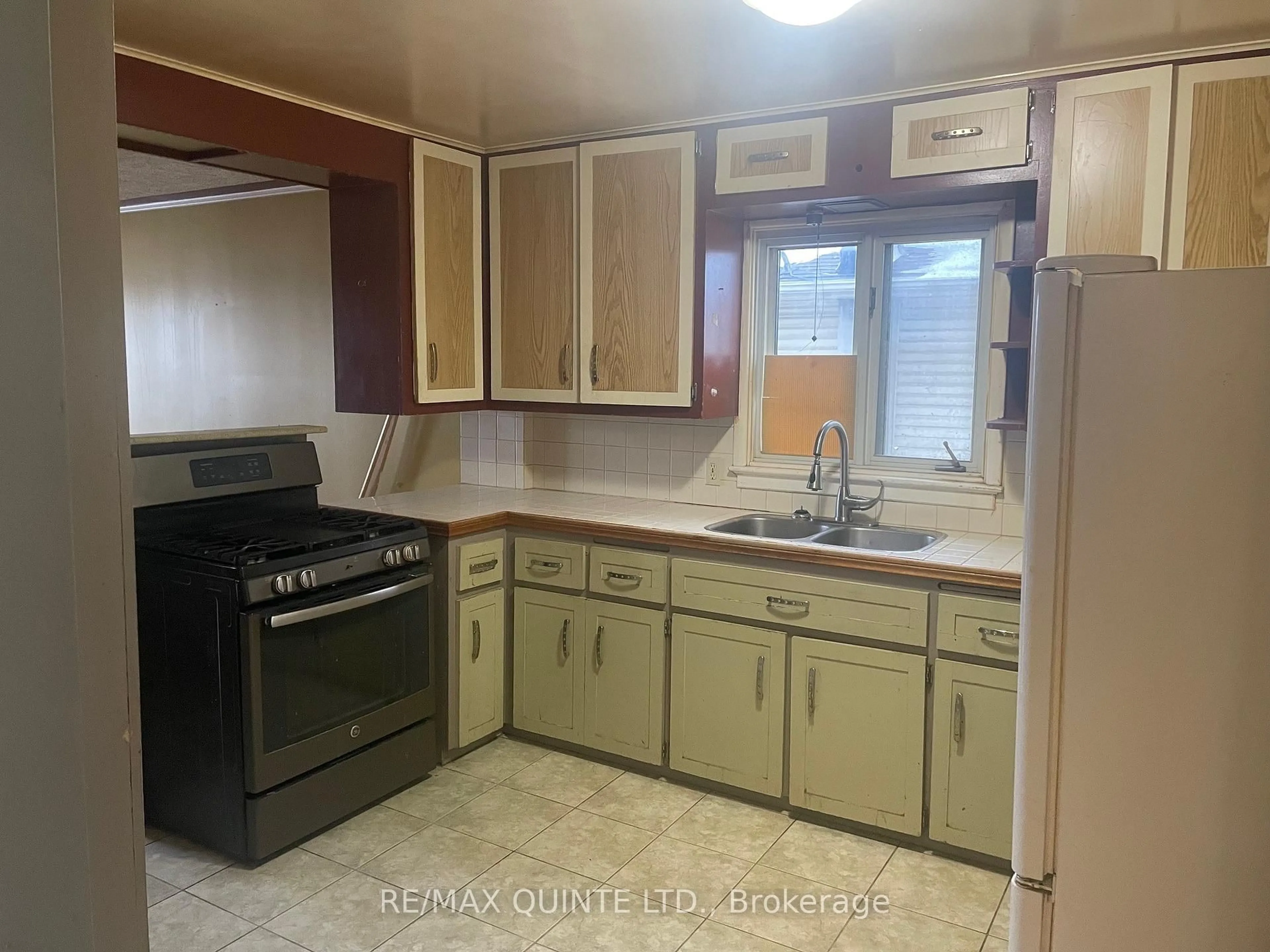 Standard kitchen, unknown for 55 Connaught Ave, London East Ontario N5Y 3A4