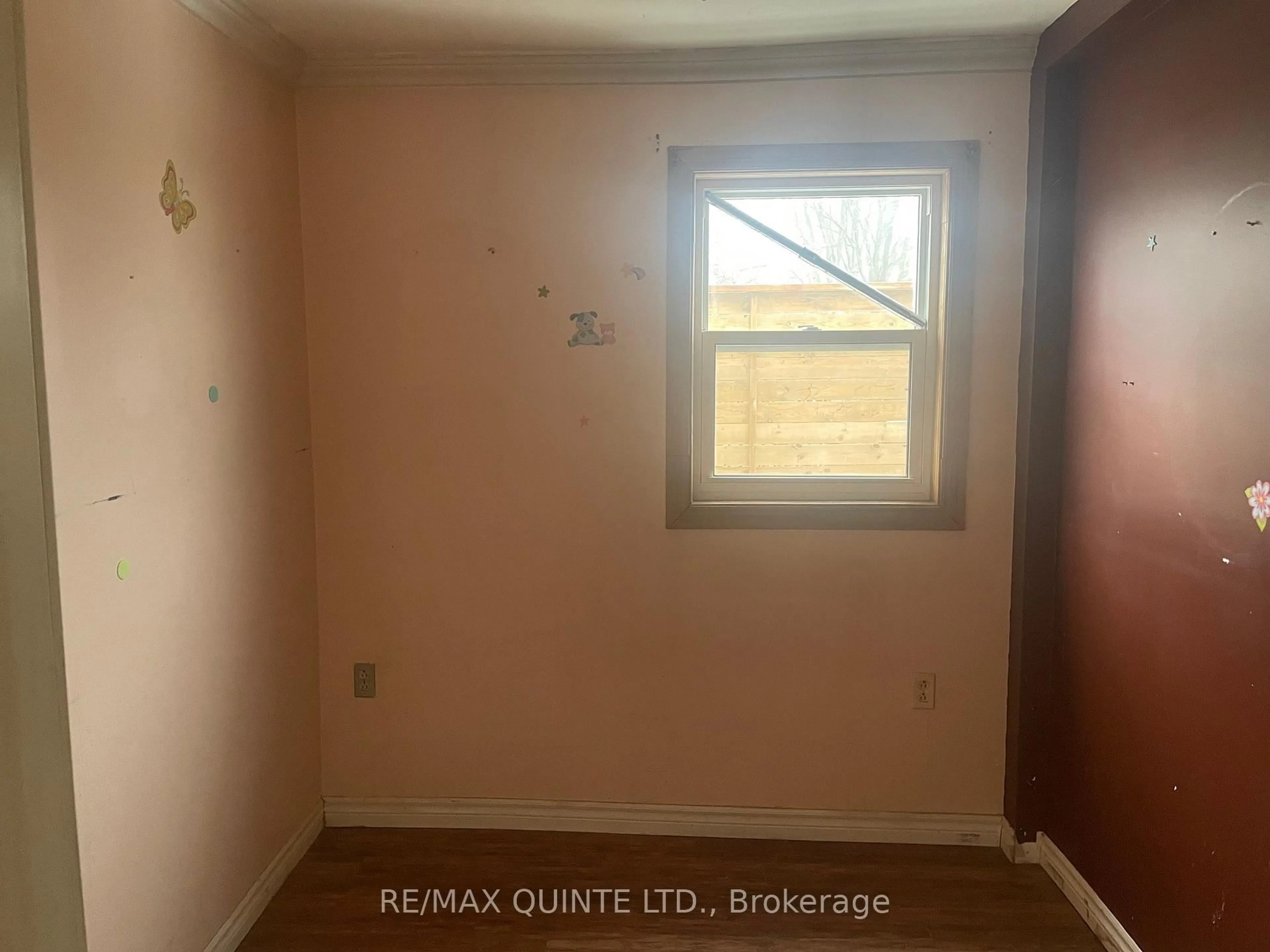 A pic of a room for 55 Connaught Ave, London East Ontario N5Y 3A4