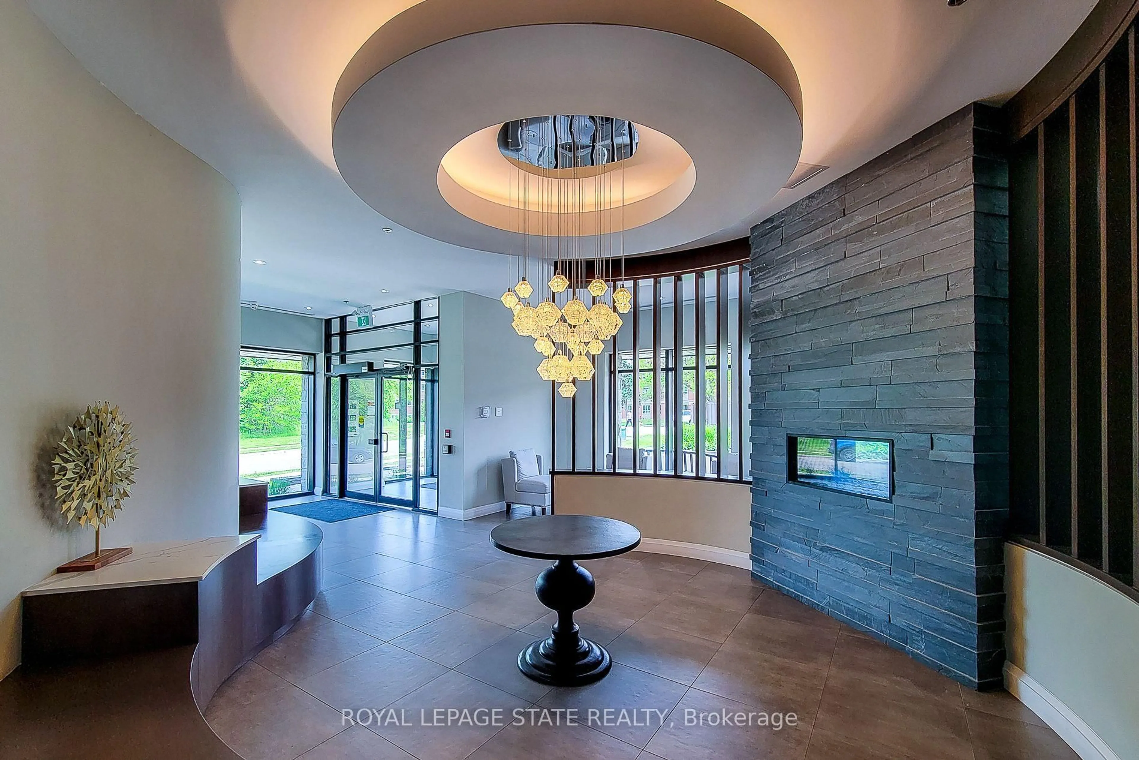 Indoor foyer for 1 Redfern Ave #313, Hamilton Ontario L9C 7S6