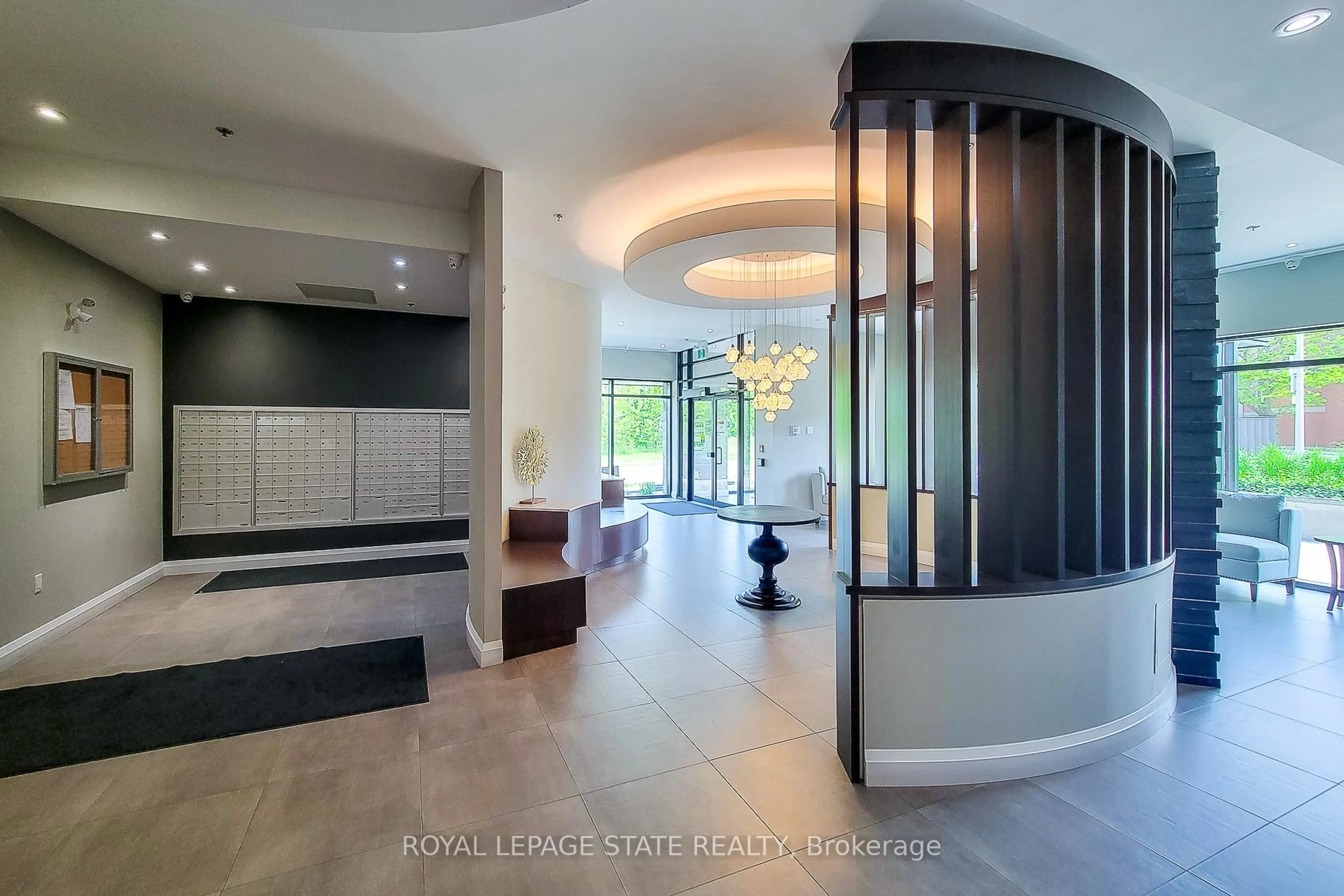 Indoor foyer for 1 Redfern Ave #313, Hamilton Ontario L9C 7S6