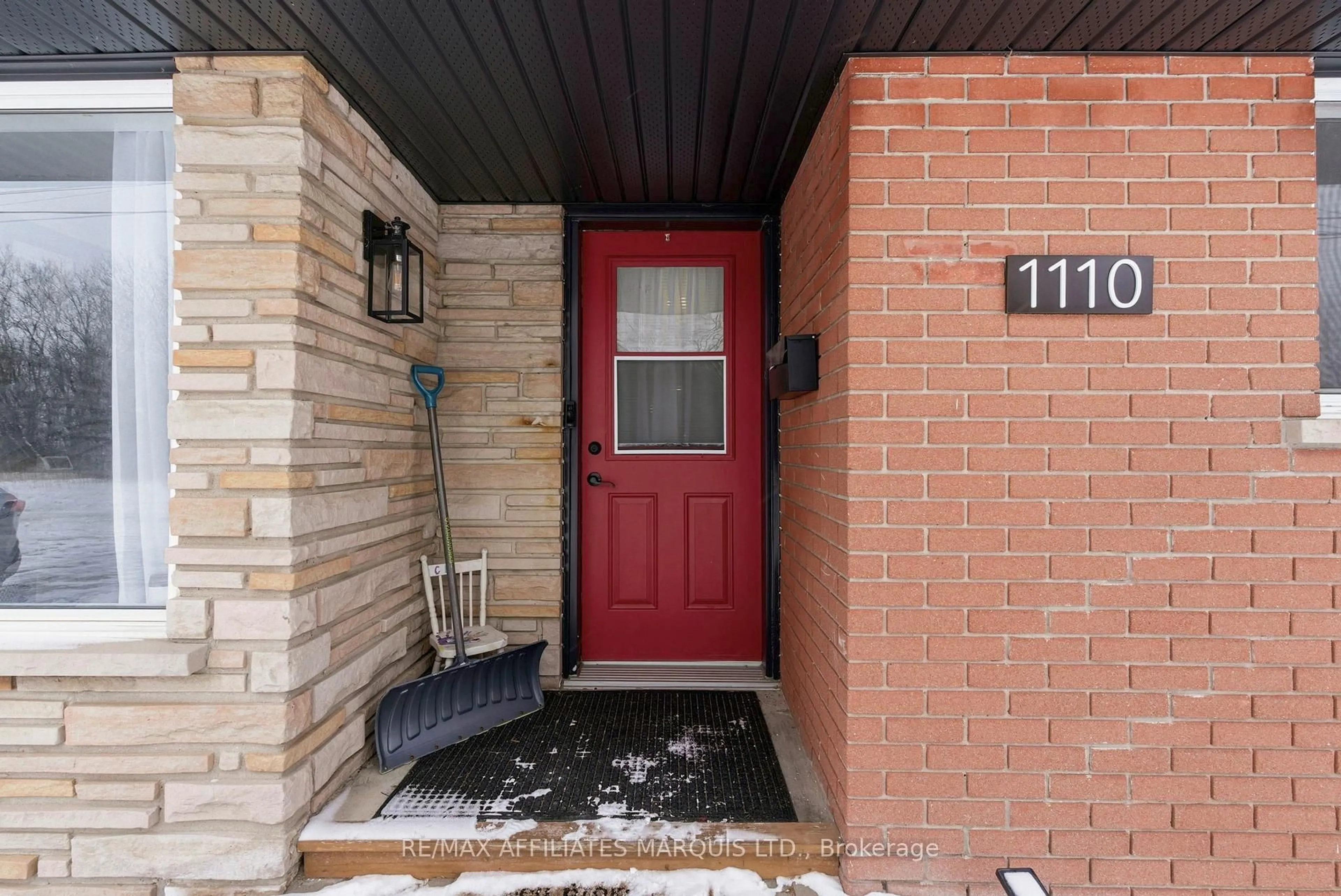 Indoor entryway for 1110 Carleton St, Cornwall Ontario K6H 4Y7