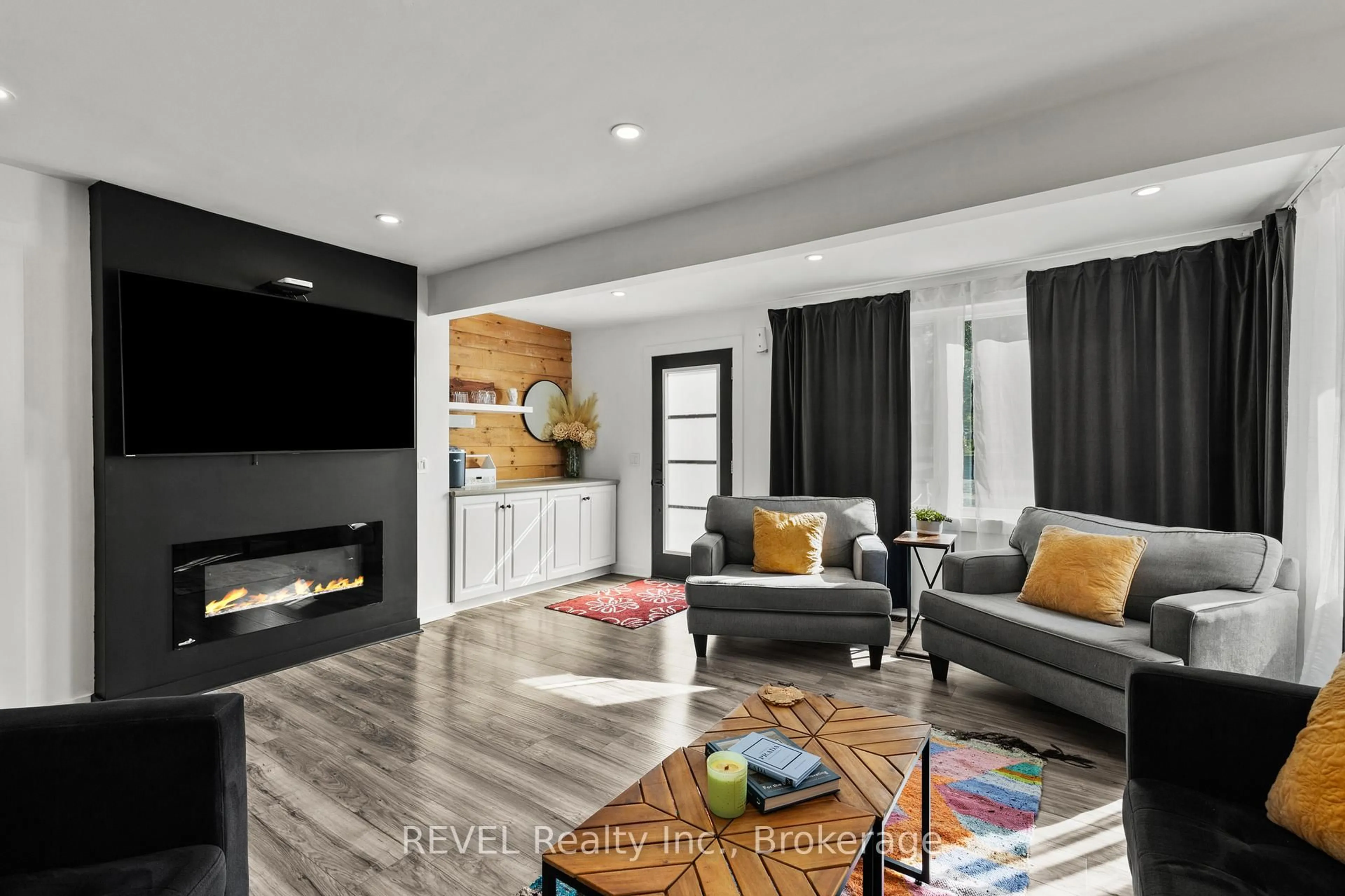 Living room with furniture, unknown for 313 Ridgeway Rd, Fort Erie Ontario L0S 1B0