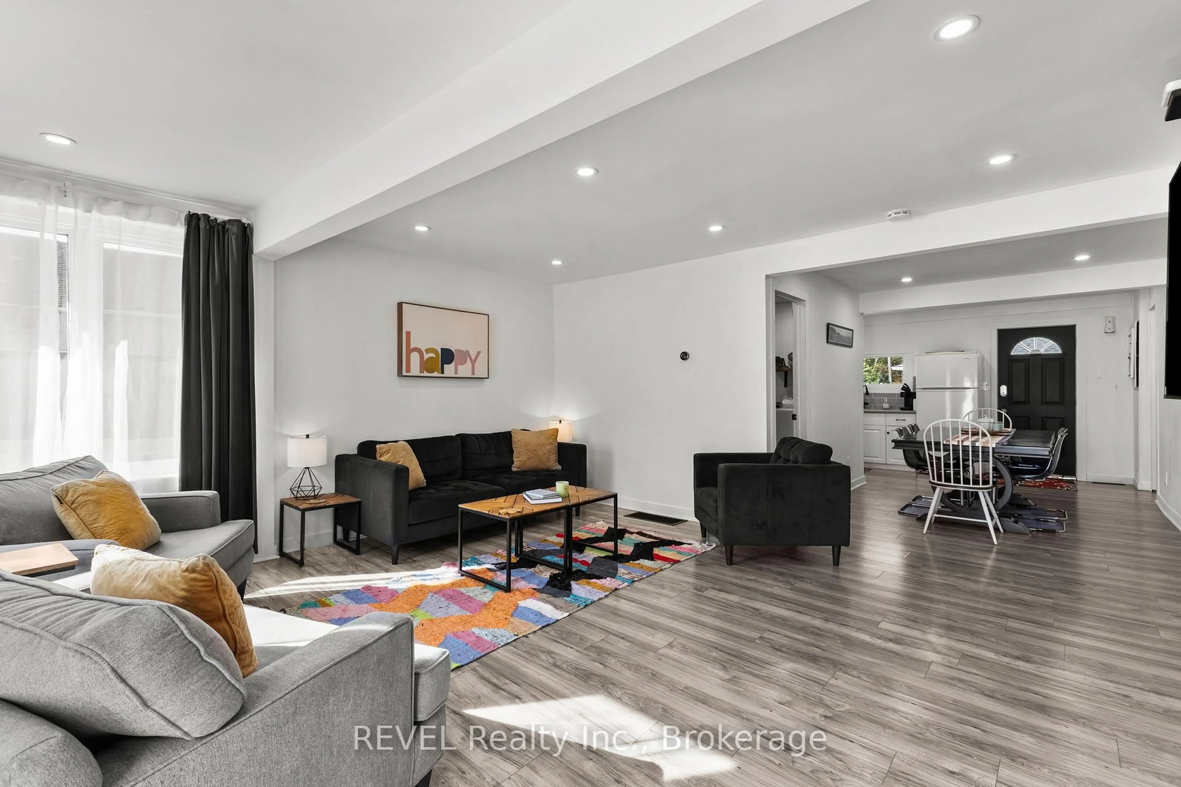 Living room with furniture, unknown for 313 Ridgeway Rd, Fort Erie Ontario L0S 1B0