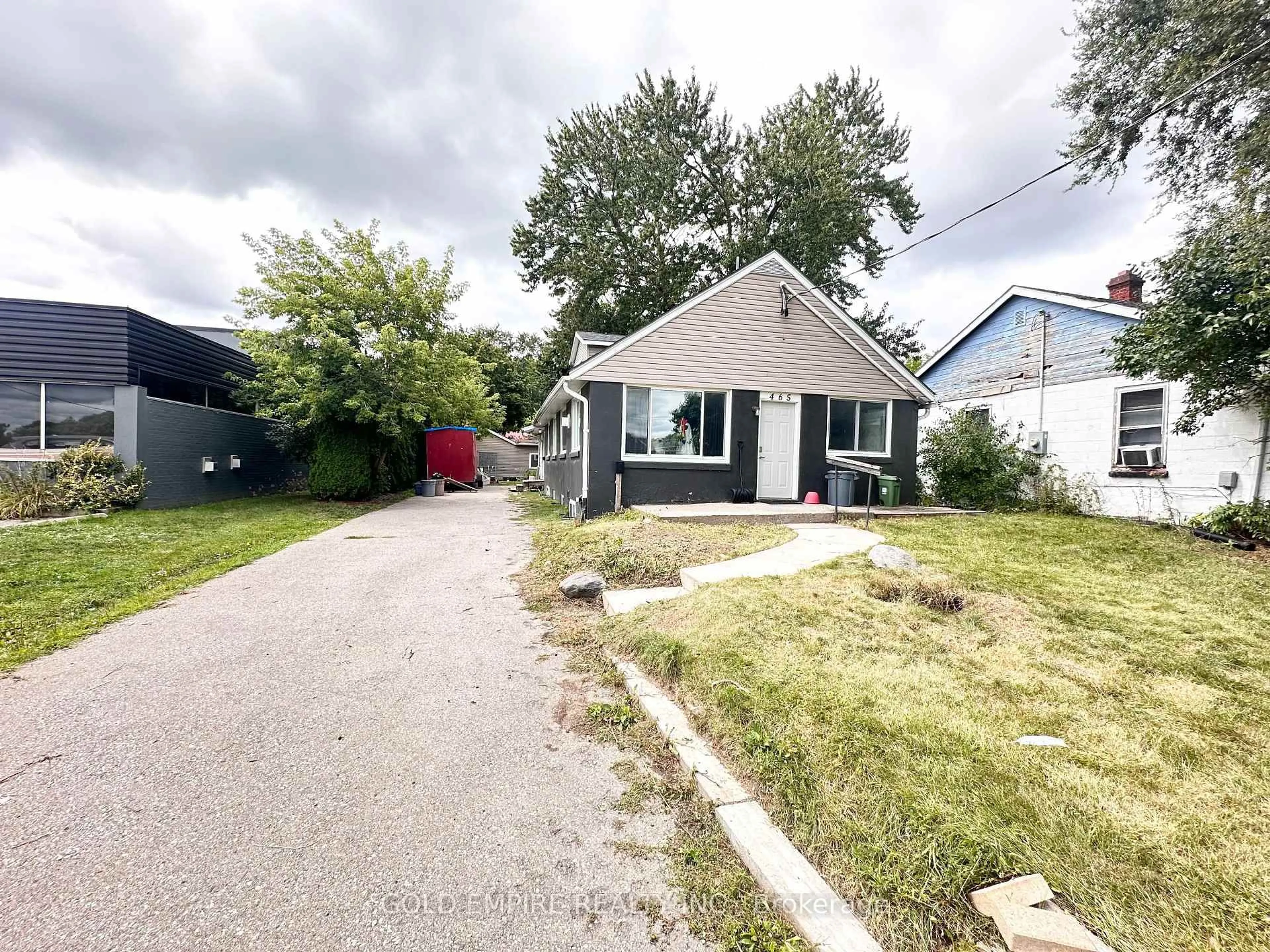 A pic from outside/outdoor area/front of a property/back of a property/a pic from drone, street for 465 Second St, London East Ontario N5V 2B1