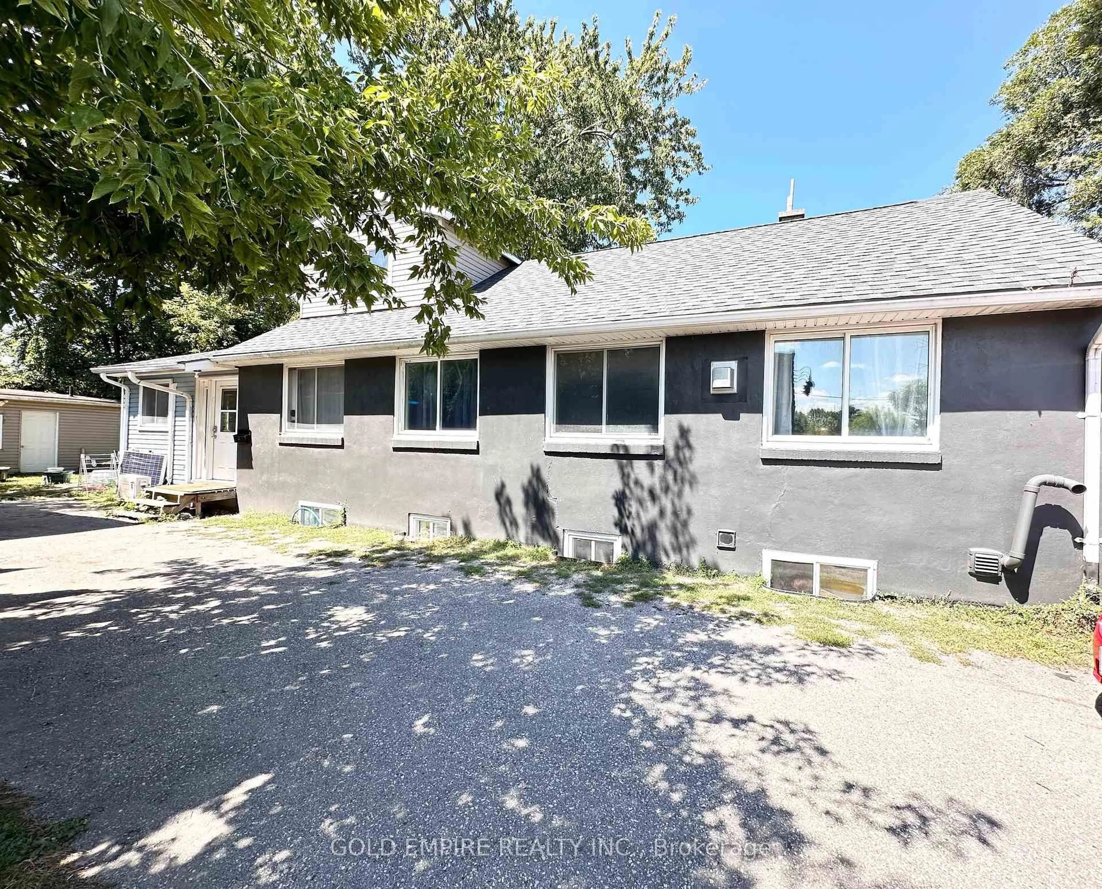 A pic from outside/outdoor area/front of a property/back of a property/a pic from drone, street for 465 Second St, London East Ontario N5V 2B1