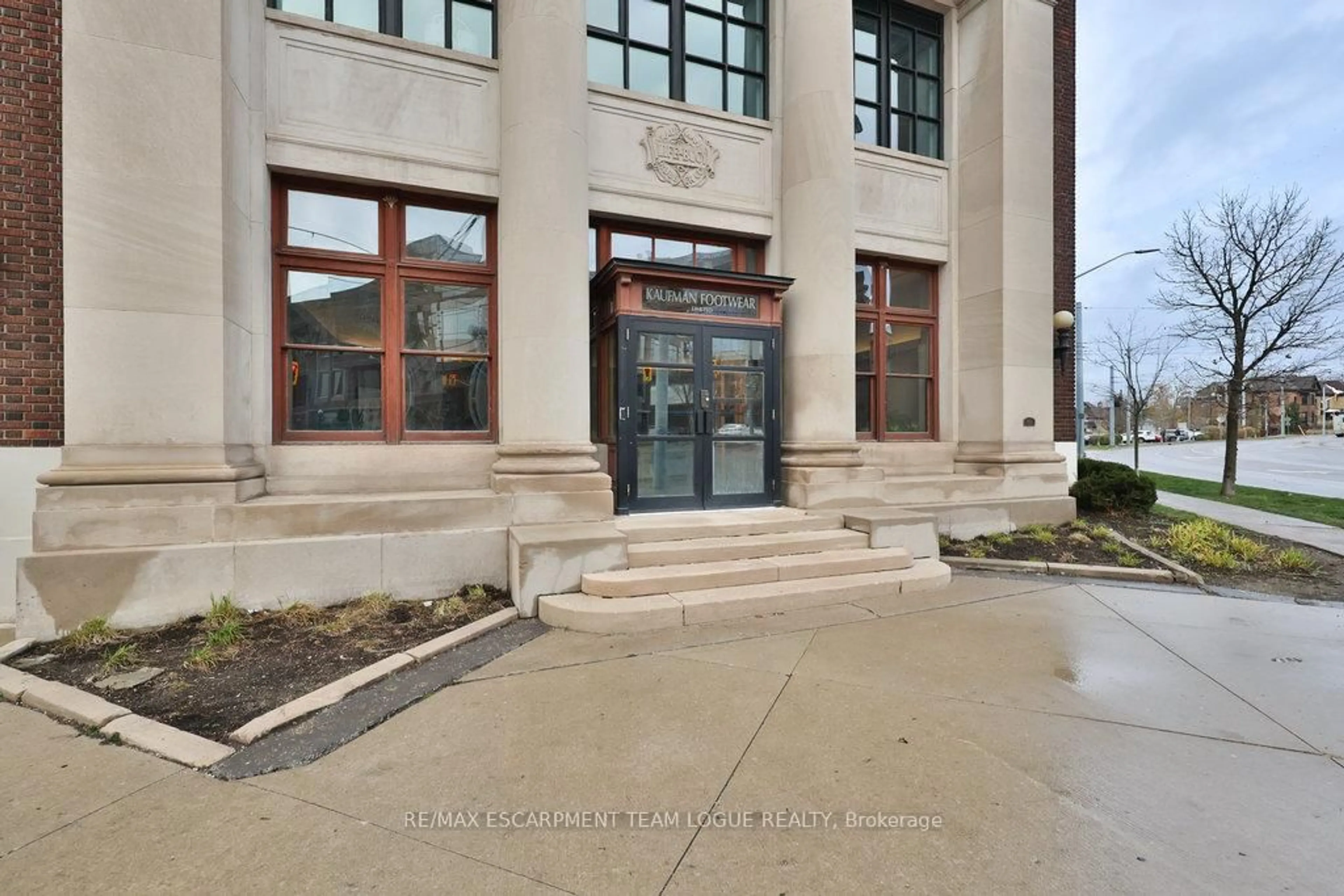 Indoor foyer for 404 King St St #424, Kitchener Ontario N2G 2L5