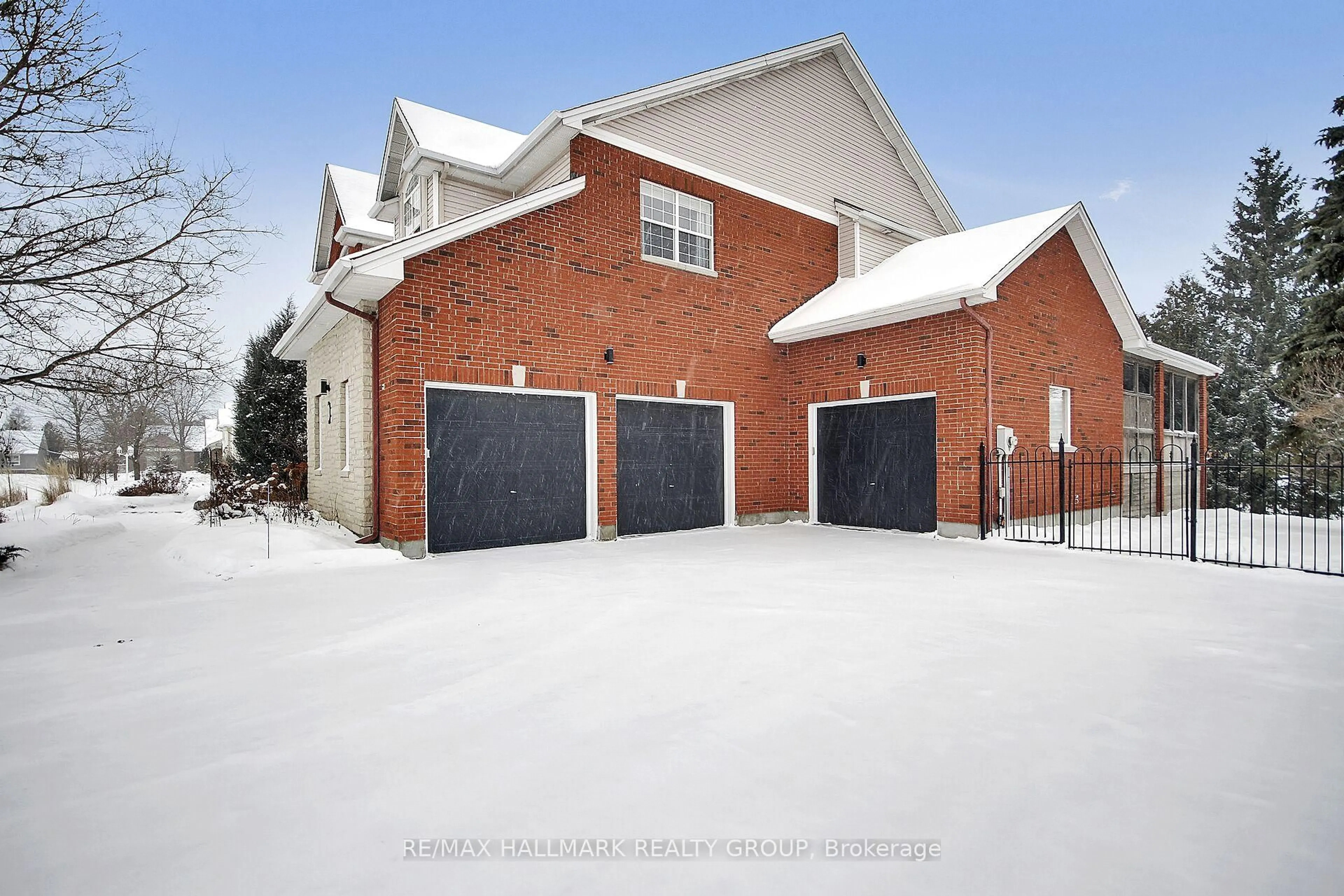 Indoor garage for 13 Beechgrove Gdns, Stittsville Ontario K2S 1W5