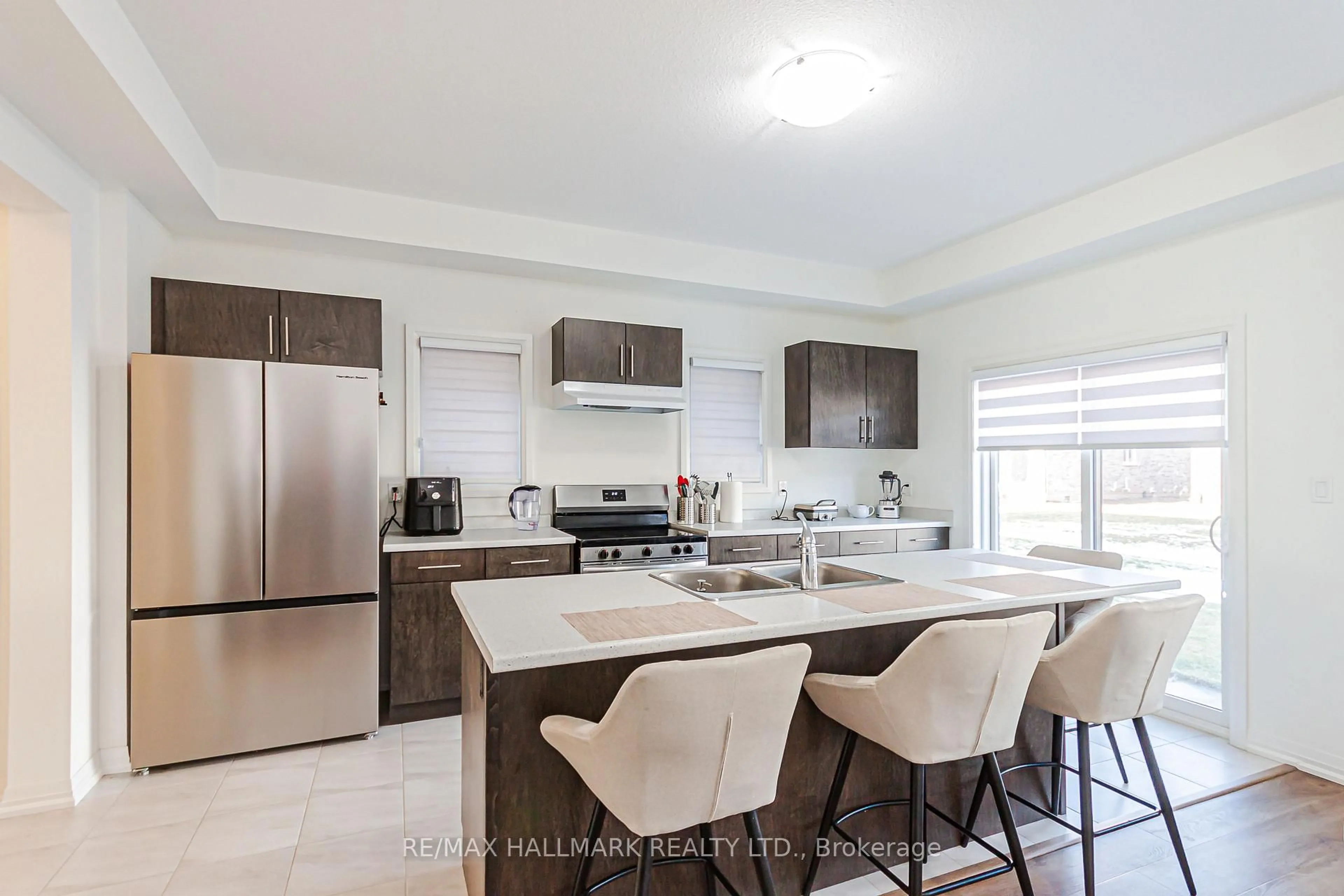 Open concept kitchen, ceramic/tile floor for 89 Acacia Rd, Pelham Ontario L0S 1E1