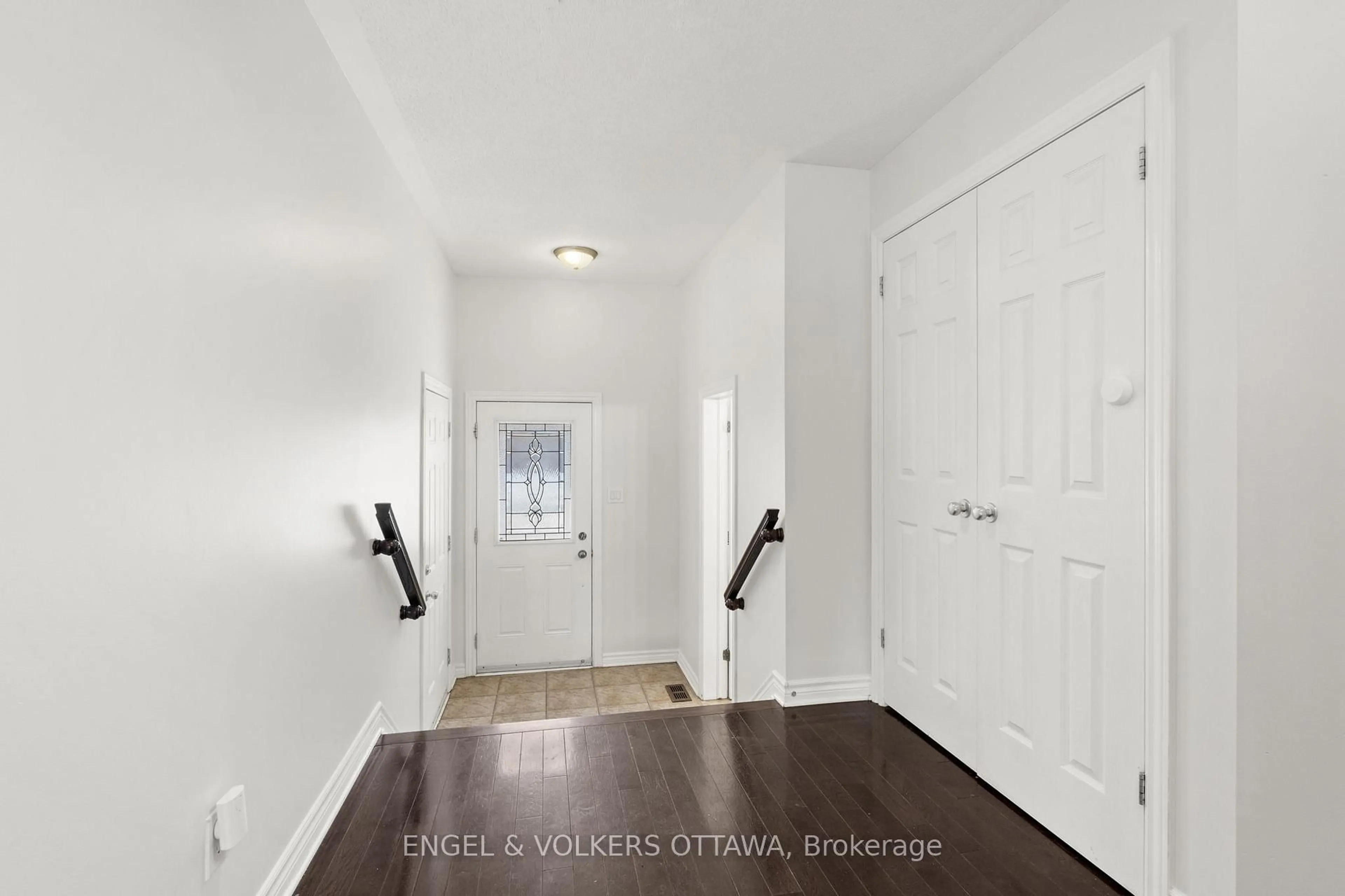 Indoor entryway for 238 Forestbrook St, Ottawa Ontario K2K 0B4