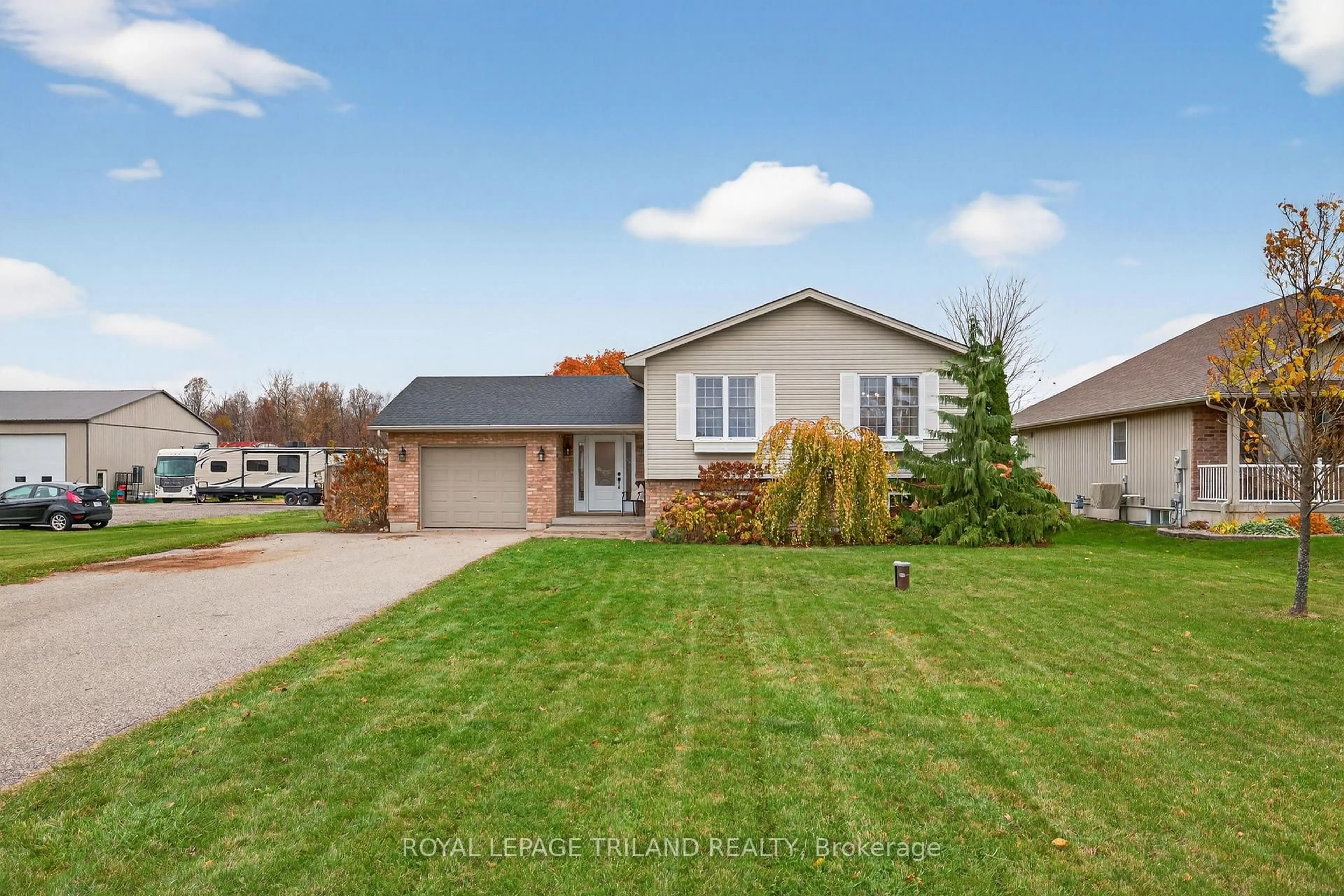 Home with vinyl exterior material, street for 11565 Springfield Rd, Malahide Ontario N5H 2R3